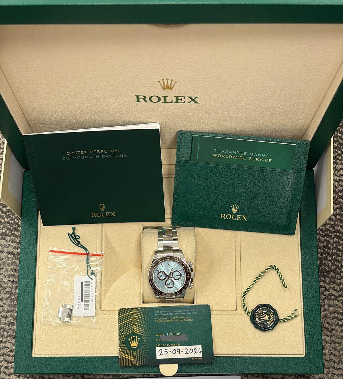 May be an image of wrist watch and text that says 'W ROLEX GUAHANTER WORLDWIDE WORLDWDCE MANUAL SERVICE ROLEX EX -PO1SELK Reia 袠 '