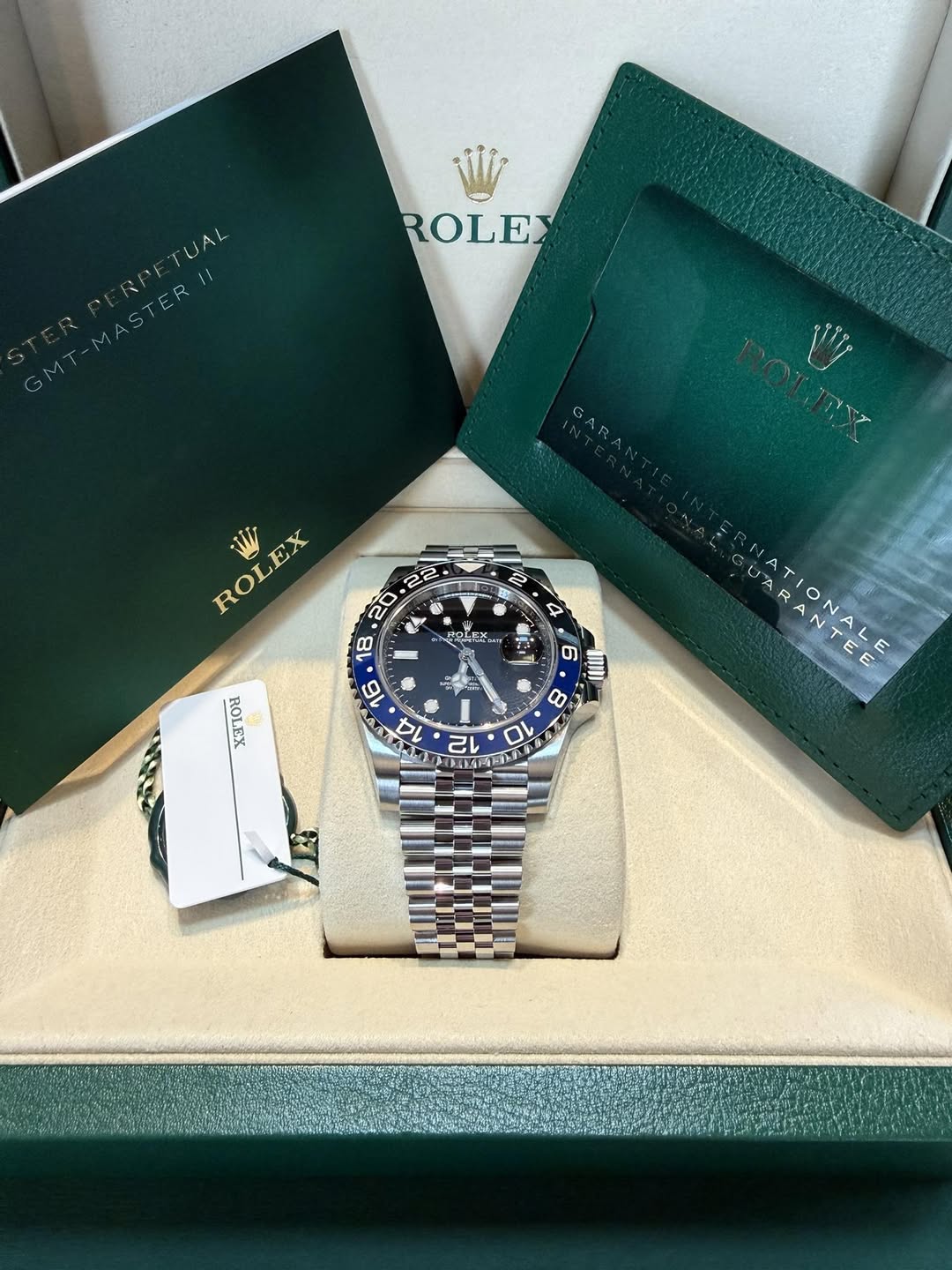 May be an image of wrist watch and text that says 'ROLE Wj ROLEX EX WWI S 4 . าอ χα 6 m AUI A 14 4 P 0 7 12 LALIFI RNATIONALE N E'