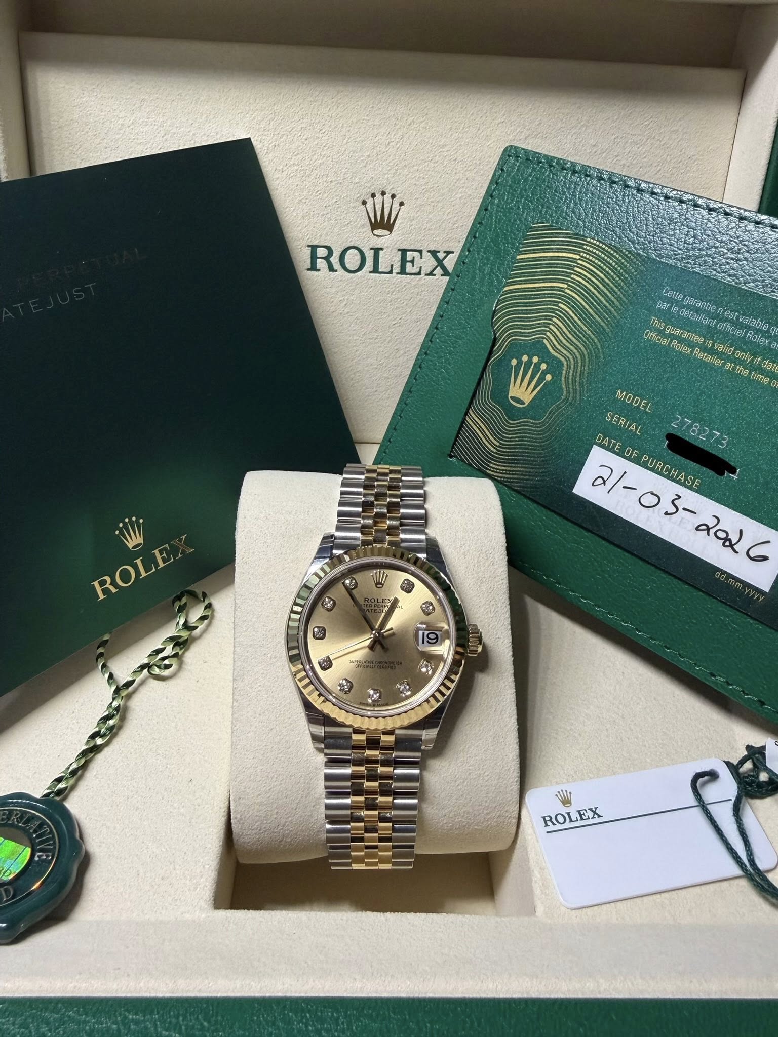 May be an image of wrist watch and text that says 'ROLEX Cette gaasbe Thisguarantee &walid decaidiant detasian valable Ortficial McralRolex Retarler the gnly aldoniyif ifda me…