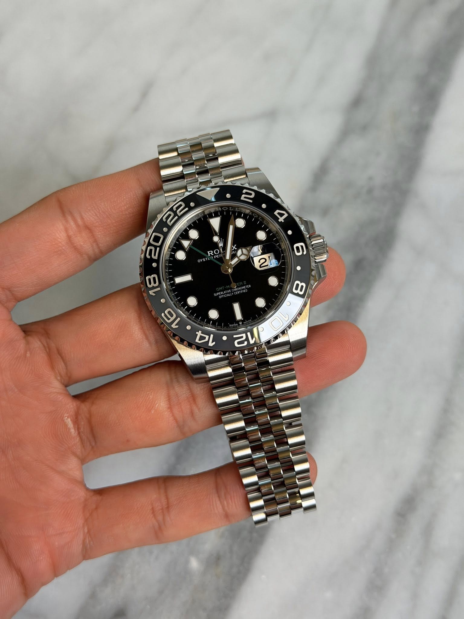 May be an image of wrist watch and text that says 'R ወ 하ㆍ해 ..EИ ・ ru 2 8'