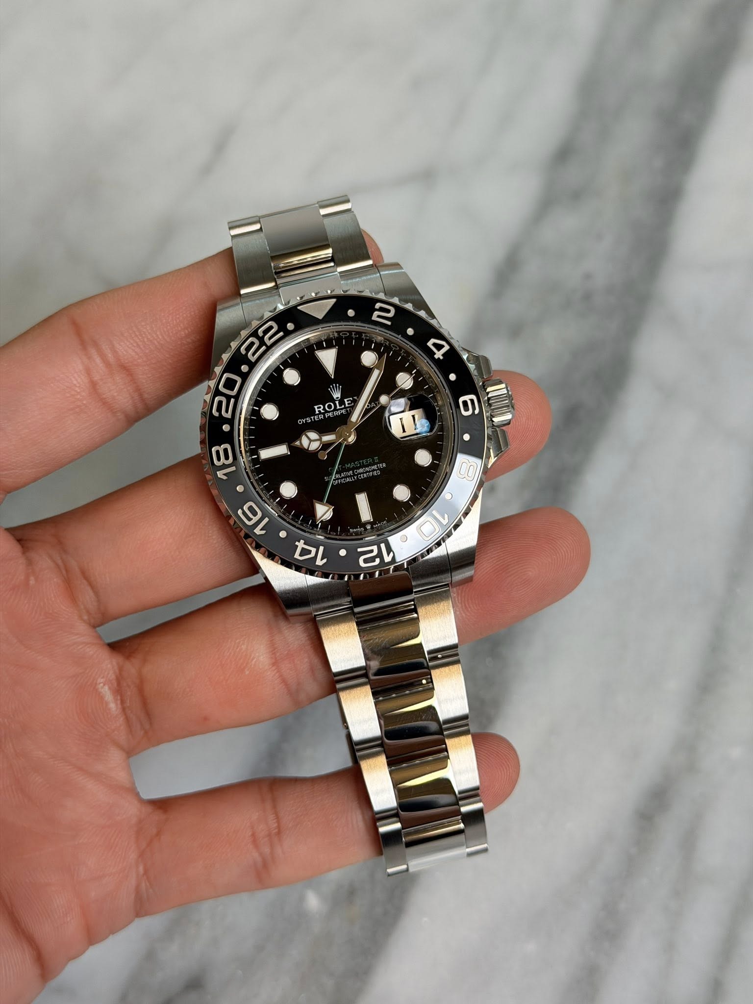 May be an image of wrist watch and text that says '2 ROL . N O O τι 0C'