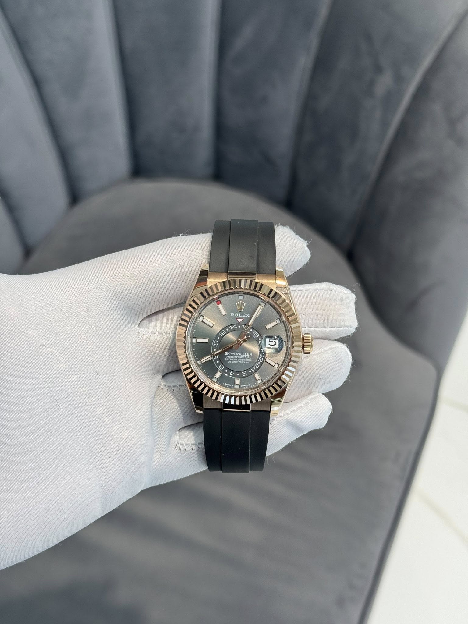 May be an image of wrist watch and text that says 'W W i # N u'