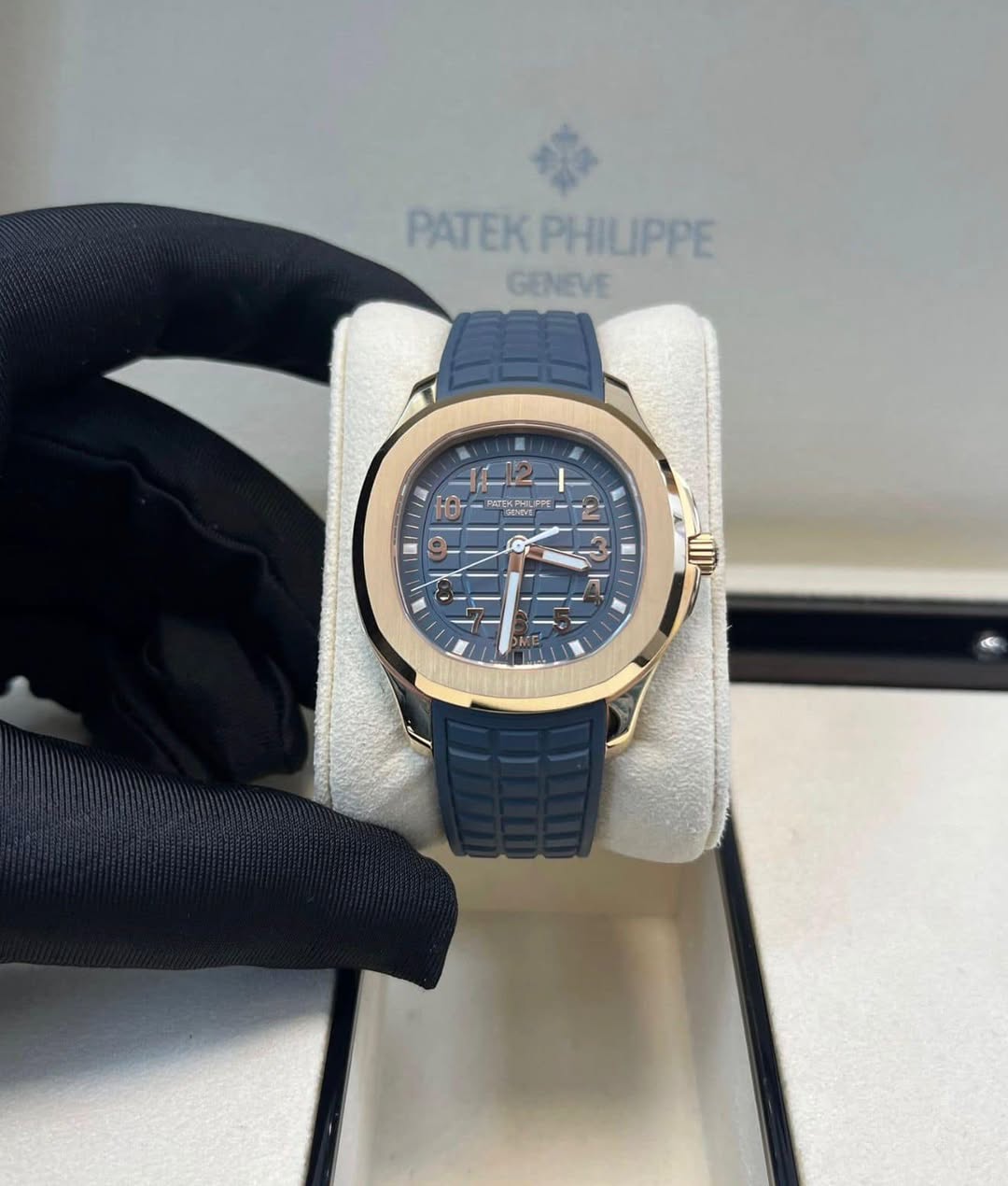 May be an image of wrist watch and text that says 'PATEK PATEKPHILIPPE PHILIPPE GENEVE ATEKPHL - W'