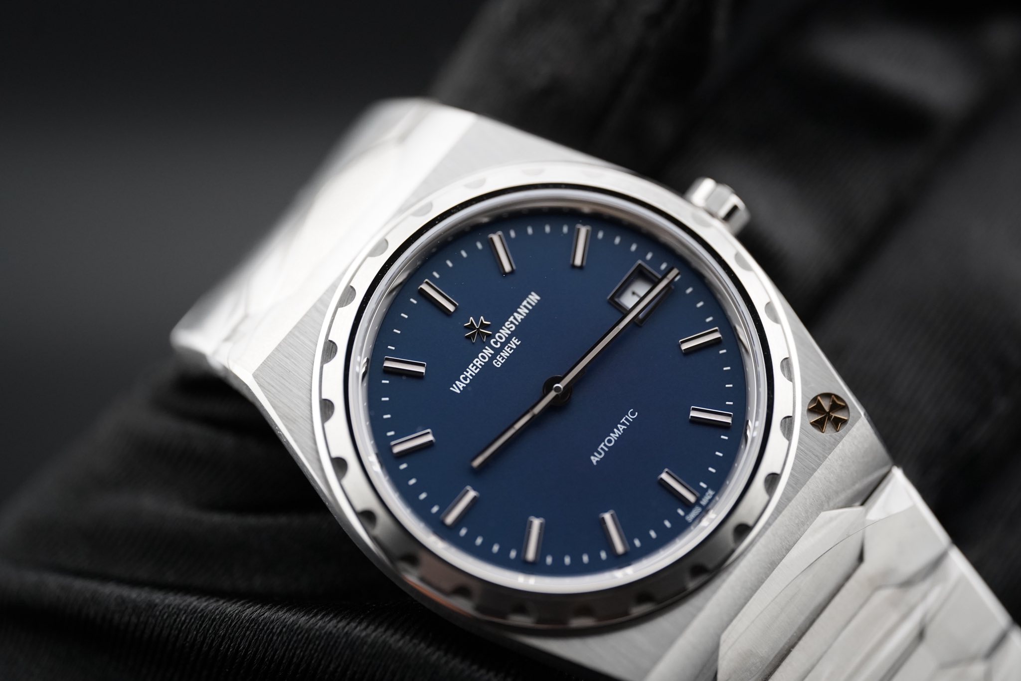 May be an image of wrist watch and text that says 'I' l' y CONSTANTIN CONS STANTIN VACHERON GENEVE AUTOMATIC I I'