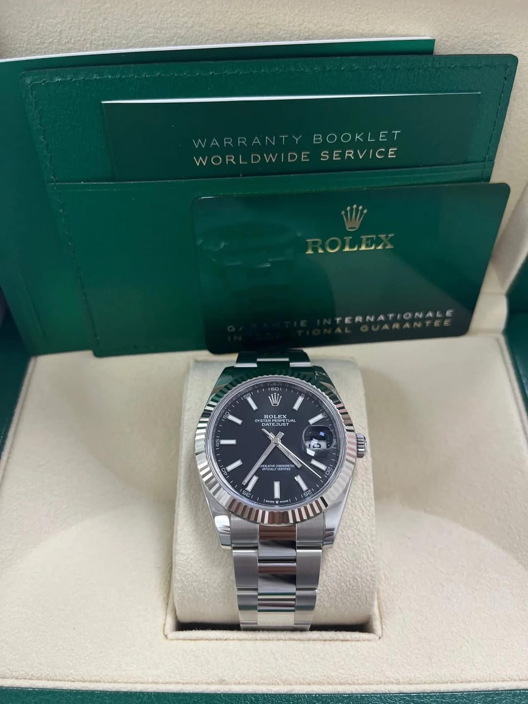 May be an image of wrist watch and text that says 'WARRANTY WARRANTYBOOKLET WAR BOOKLET WORLDWIDE WORLDWIDESERVICE DWIDE DE SERVICE WORL TERNATIONALE R รเนลณ SIEMINHON የውስላ Xi ROLR…