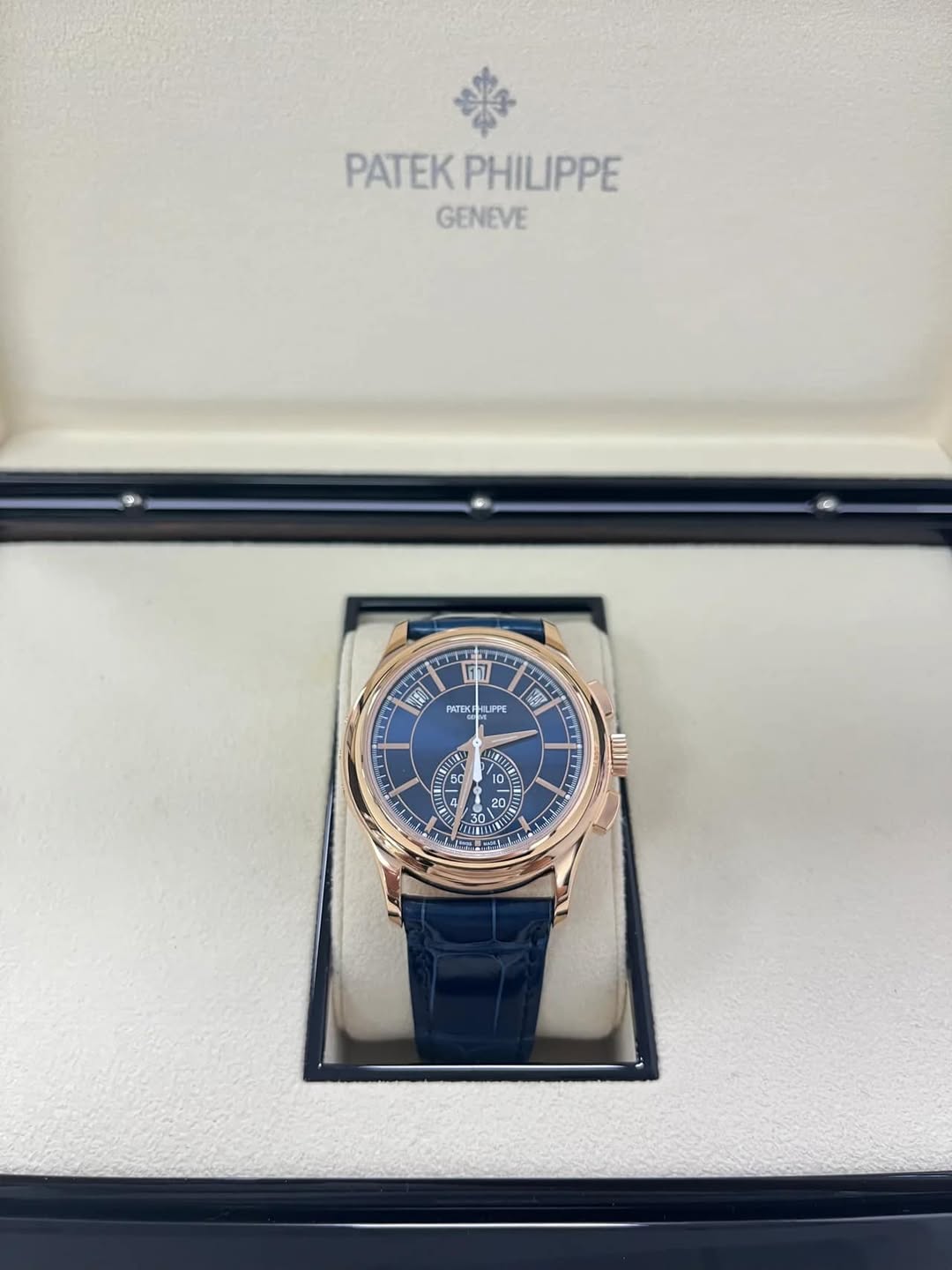 May be an image of wrist watch and text that says 'PATEKPHILIPPE PATEK PHILIPPE GENEVE TTITE TITT SEL K 대그고 PATEKPHLIPPE LIPPE HP SI 5 0E N 20 0 D ا'