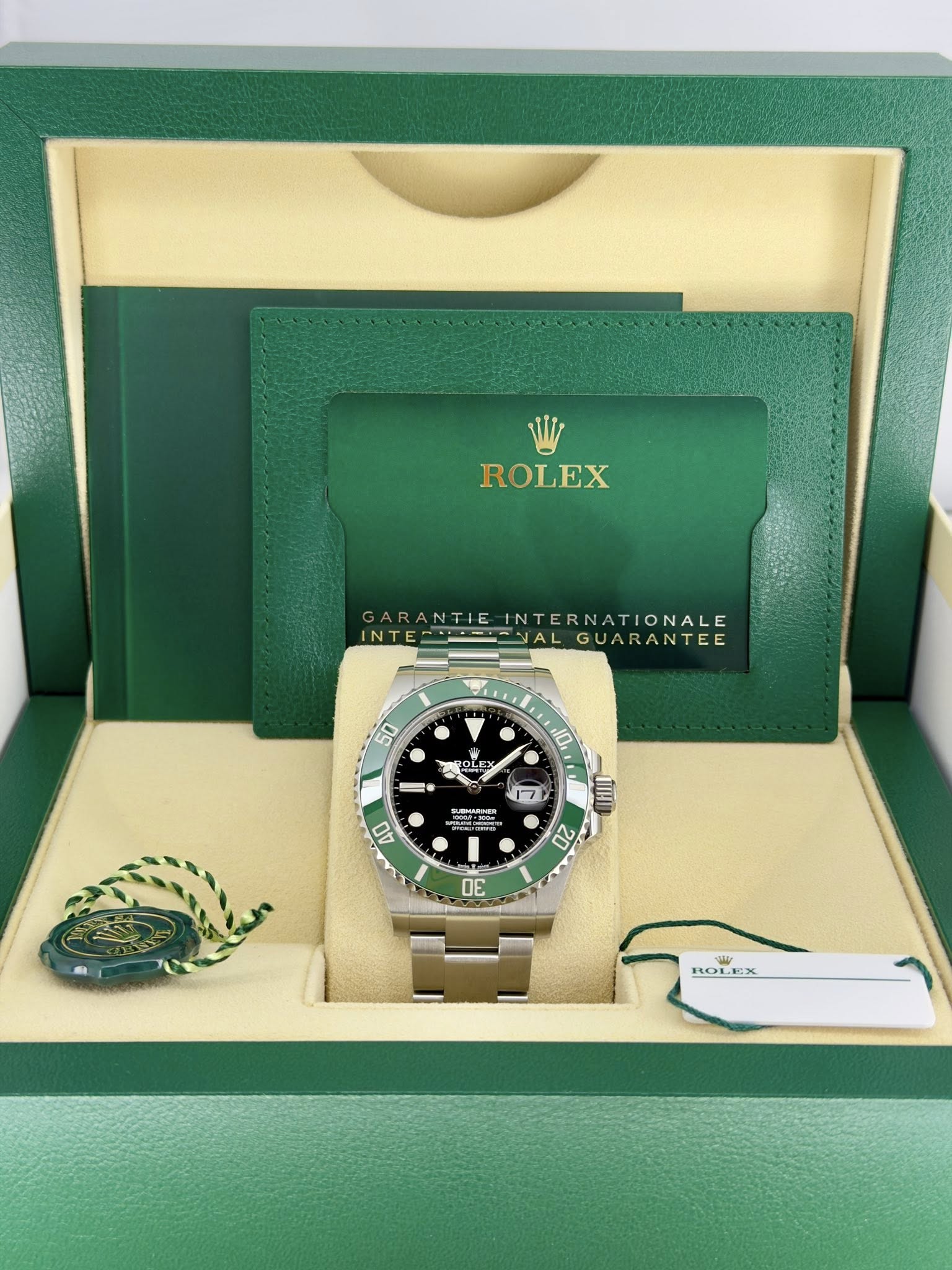 May be an image of wrist watch and text that says 'ROLEX PRTTALE TIRIRNA GUARANTEE NTIEINTERNATIONALE INT NATIONALE NTIE 50 ROL 9 10 17 ー 40 TIHI 20 3 ROLEX 2O1'