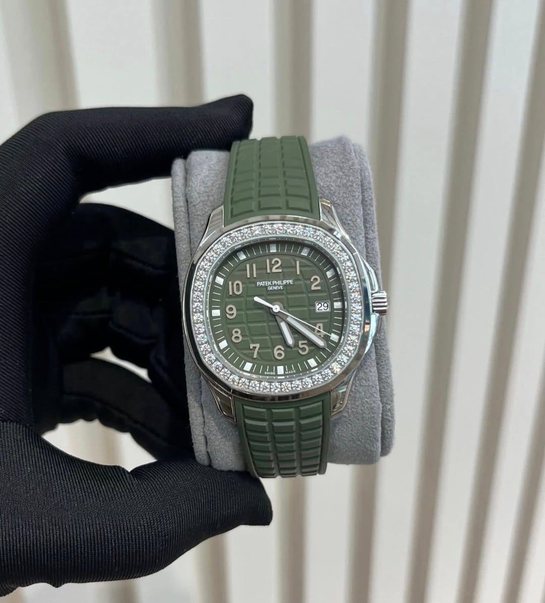 May be an image of wrist watch and text that says '0 12 I PATEKPHLI GHVE LIPFE PFL o /4 M'