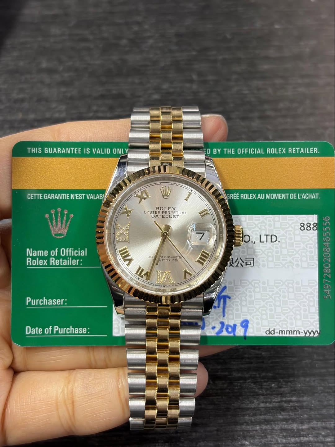 May be an image of wrist watch and text that says 'THIS GUARANTEE THISGUARANTEEISVALIDONLY IS VALID ONL DBYTHEOFFICIALROLEXRETAILER. D BY THE OFFICIAL ROLEX RETAILER. CETTE…