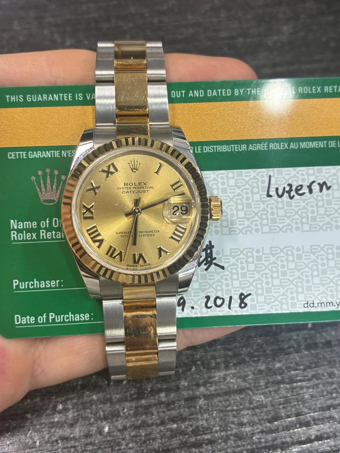 May be an image of wrist watch and text that says 'THIS GUARANTEE IS VA OUT AND DATED BY-THE ROLEX RET CETTE GARANTIEN' N'ES CETTEGARANTIEN'ES N T'ES LE DISTRIBUTEUR AGRÉÉ ROLEX AU…