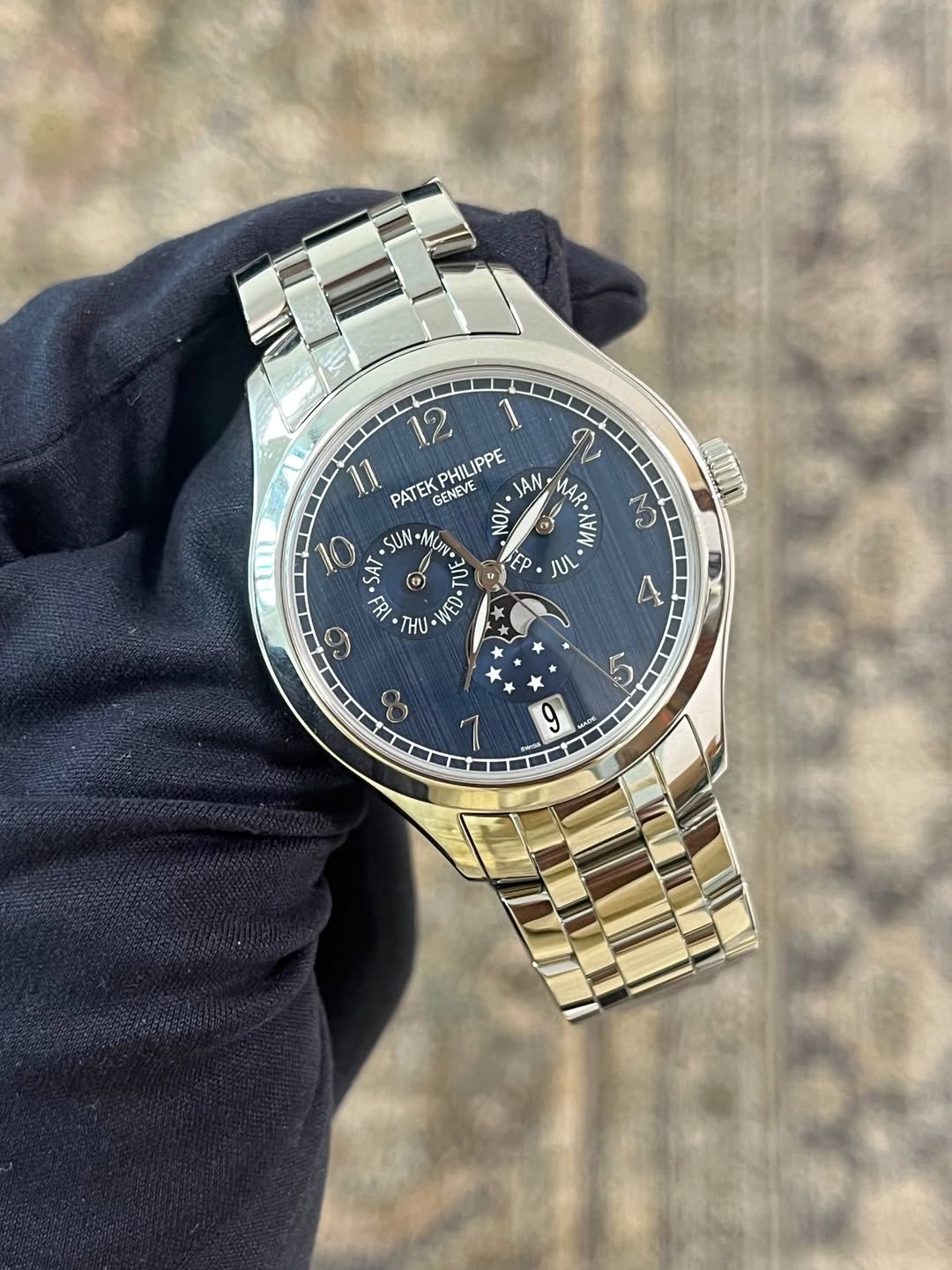 May be an image of wrist watch and text that says '12 PHILIPPE JAN MAR. o 11 PATEK PATEKPHILIPPE GENEVE SUN NO A 6 by. SAT JUL 年 เง WED-TUE WED• CO 8 تت ぐ 5 7 9 ስስስ MADE wis'
