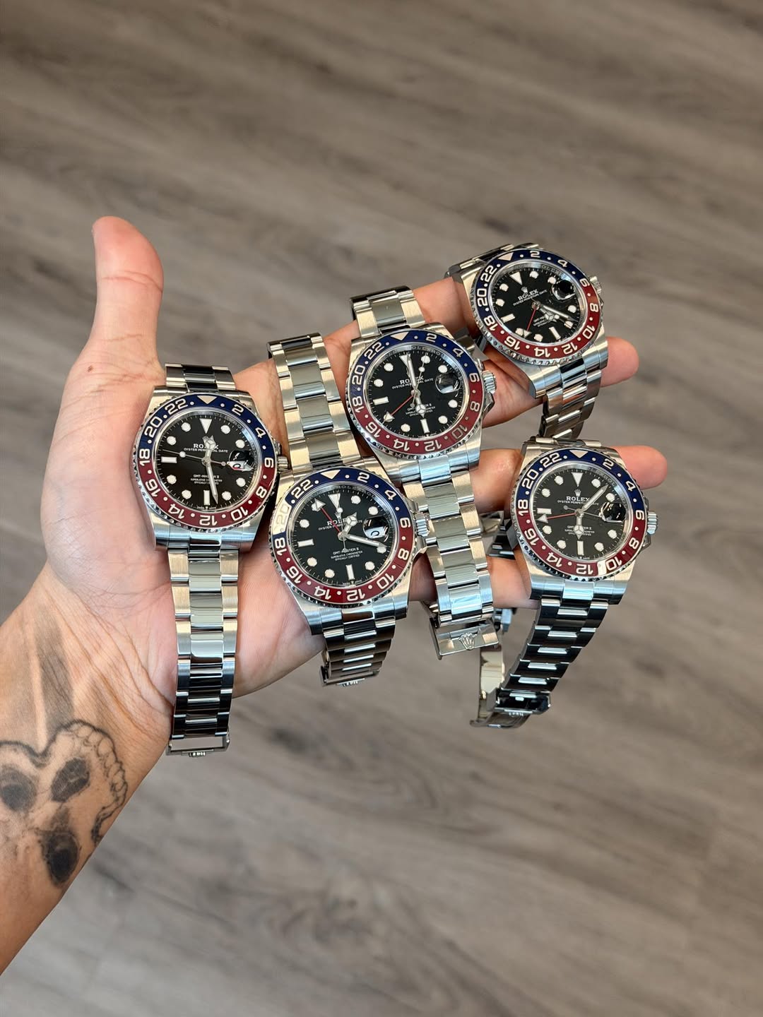May be an image of wrist watch and text that says '۳ ቢይ 2 0 20 BA ti 2 ቀንድንሹና 0O 16 ዜራ • 8 6 15 カレ 2 QK 8 2 N S الل 18 a SPLEN 6 8 だ 16 L 2 公 CL 0 હા ና D UT ශ م 0'