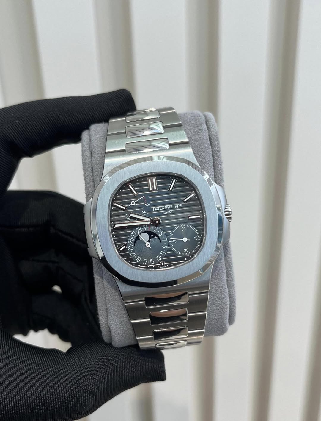 May be an image of wrist watch and text that says '11F/ FATER PATERPHILIPPE PHILIPPE ሥቅ GUNEE সমনেদ ي 1: ب אגני 3 三1 E 7-15'