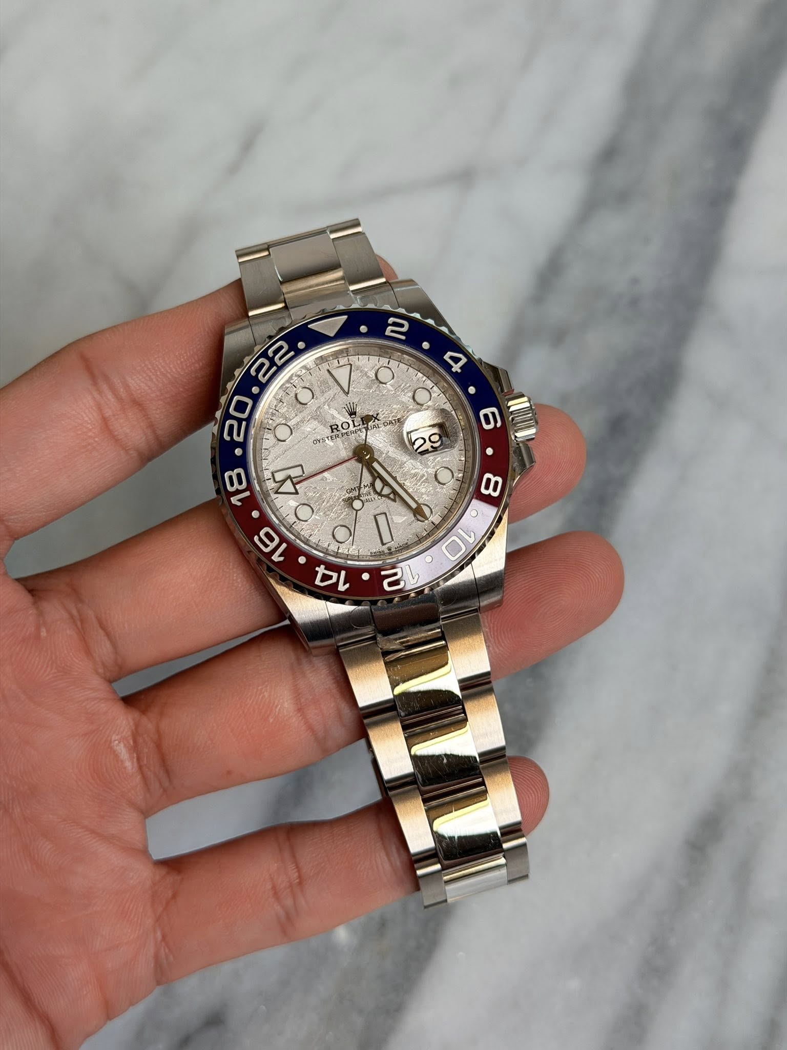 May be an image of wrist watch and text that says '4 2 2 22 ۷ 20 TEMPERFT ROL C C '