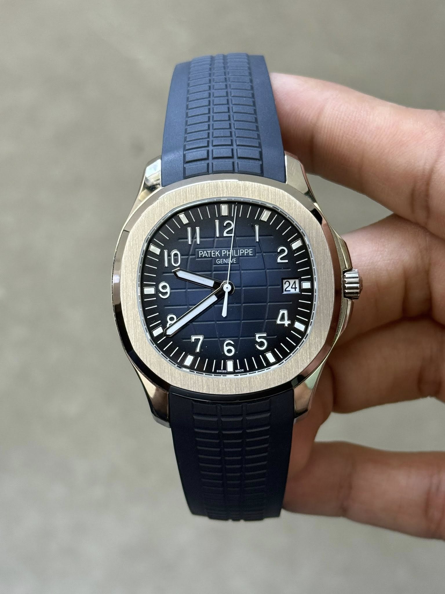 May be an image of wrist watch and text that says 'II PATEK PATEKPHILIPPE PHILIPPE GENOVE 2 و 24 O '