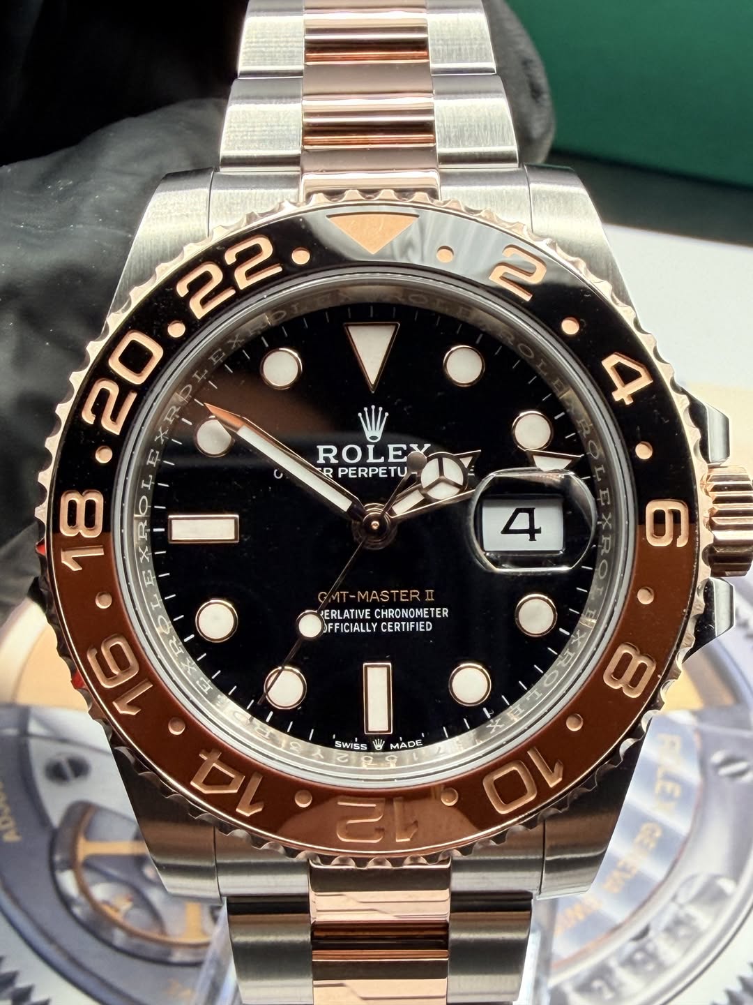 May be an image of wrist watch and text that says '22 CAo 2 u 京 ١ F 三 r. 18 0 R 戸 ROLEX R PERPETU TU 4 4 GMT-MASTERII ERLATIVECHRONOMETER HERLATIVE CHRONOMETER FFICIALLY…