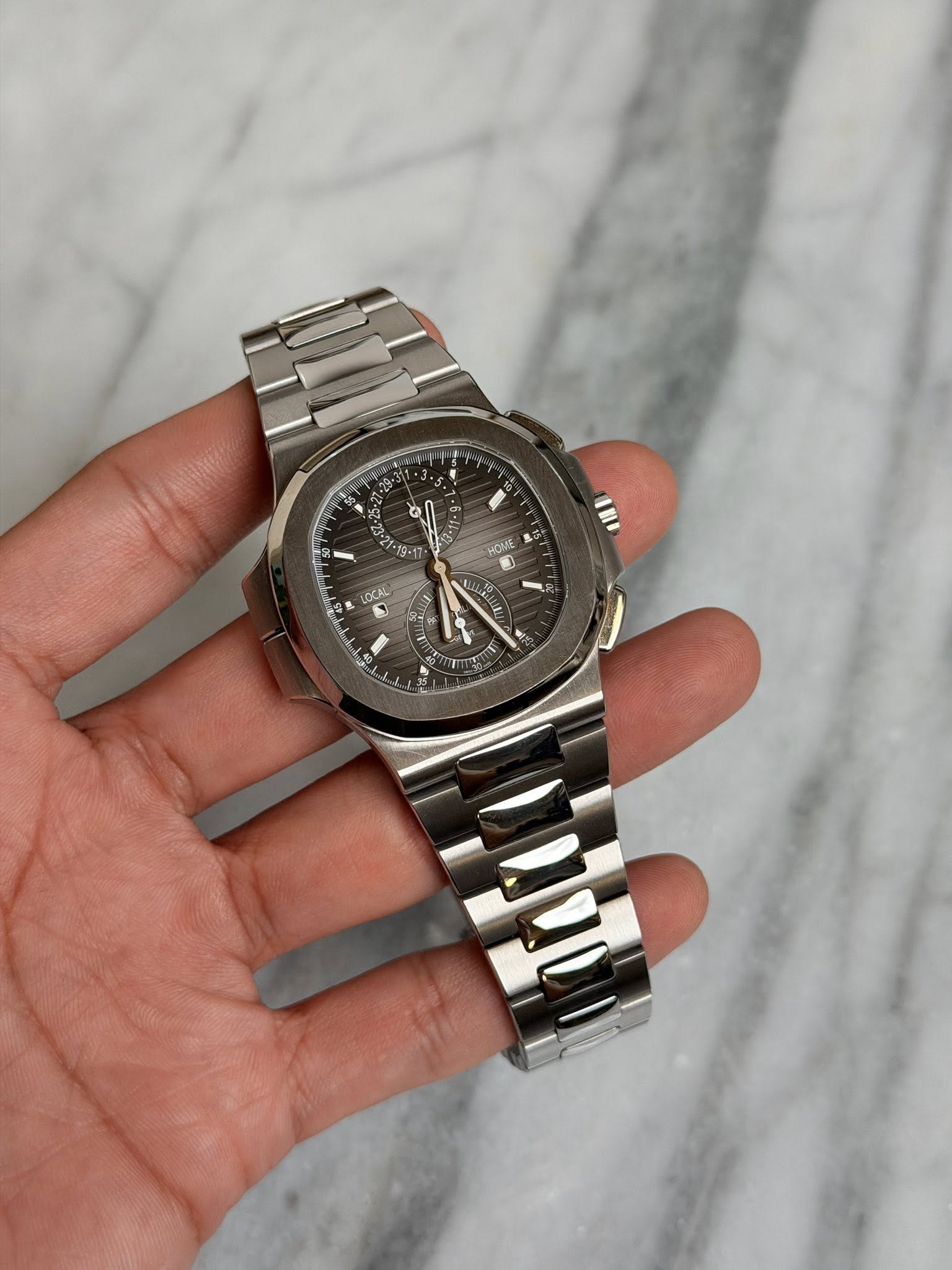 May be an image of wrist watch and text that says 'お C ठ - 19-17 HOML - CCN'