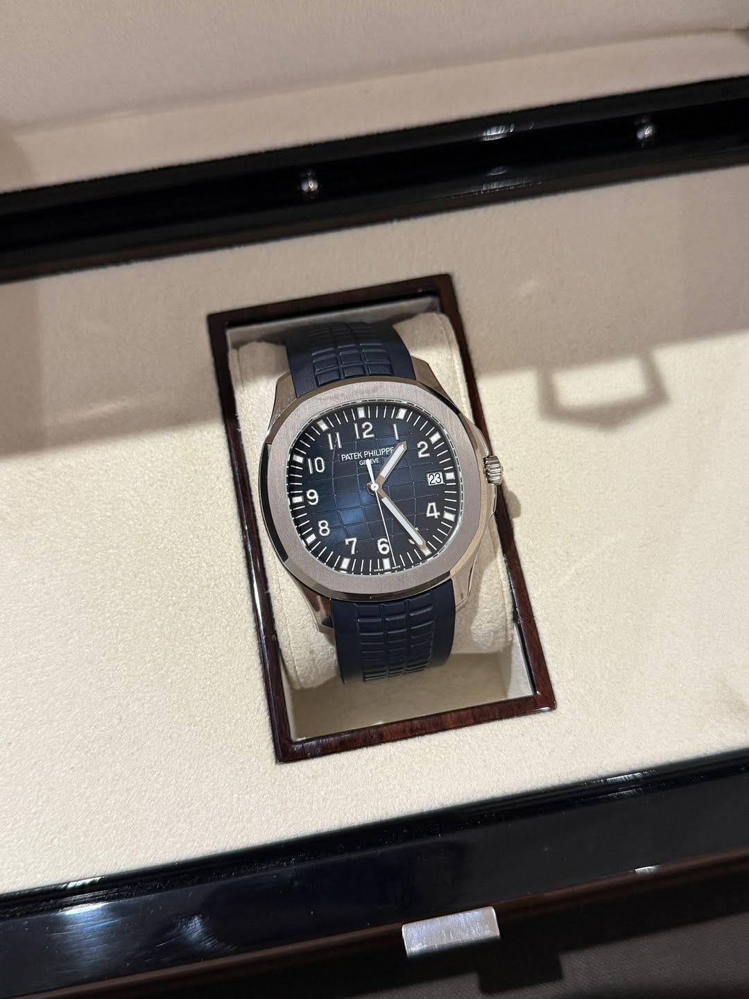 May be an image of wrist watch and text that says '2 PITE KPHLIPe G'
