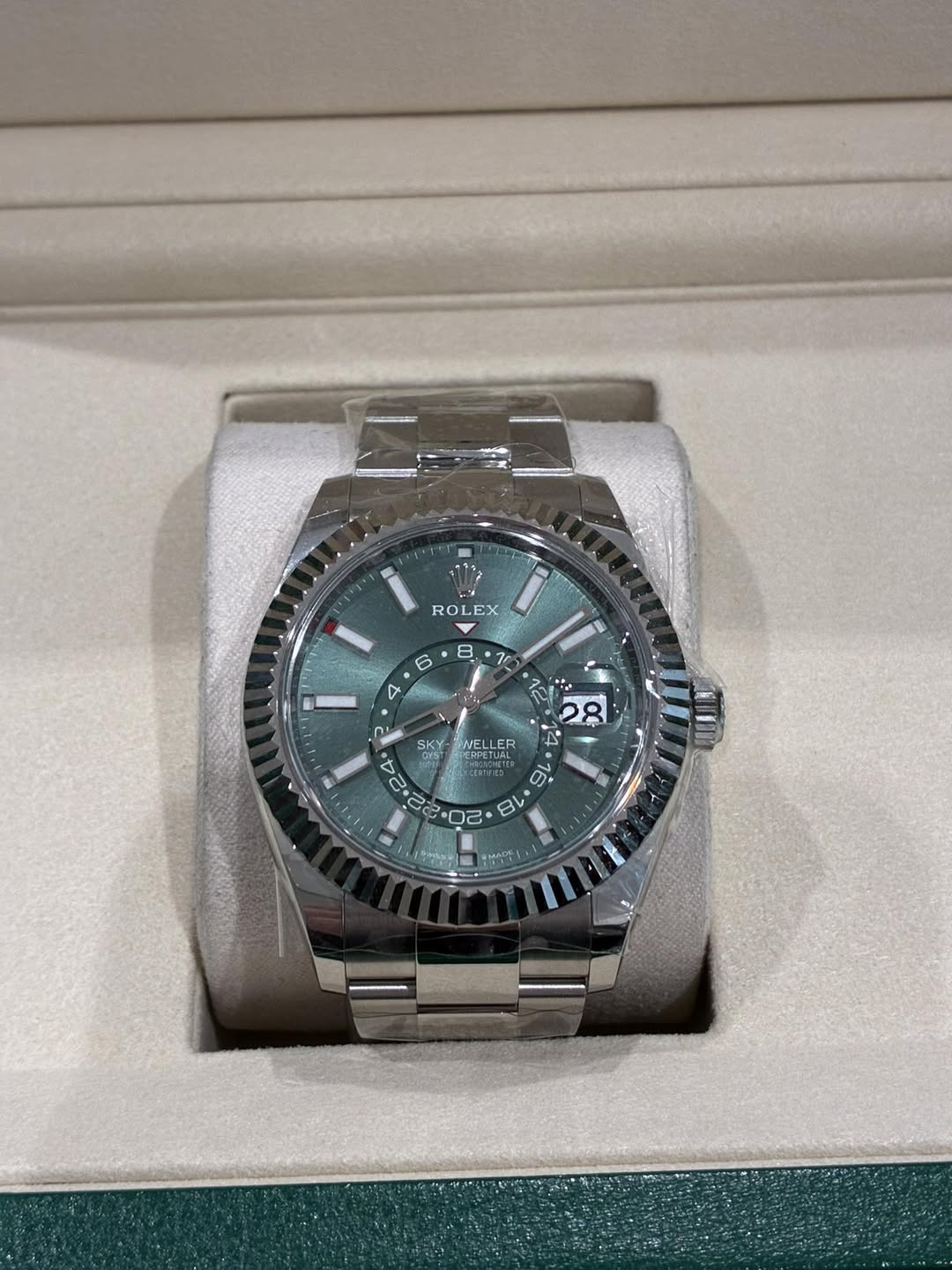 May be an image of wrist watch and text that says 'م ROLEX ROL EX ال 6 A 8 10 12 유 ٧ ن ١٠ SKY MEL WELLE ER ERPETUAL ወ* タレ 0 000 0 1B C የየማያ! THeE'
