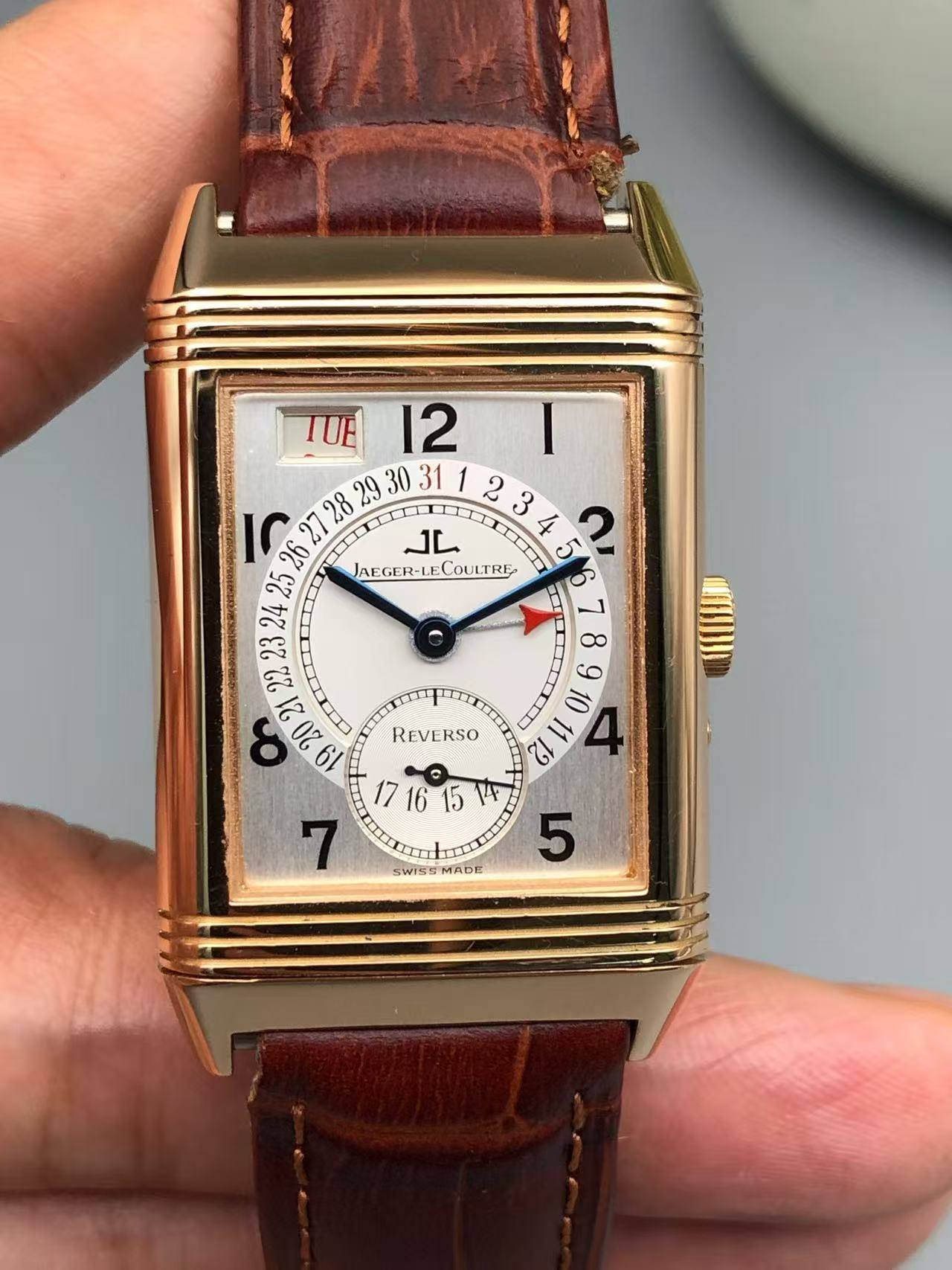 May be an image of wrist watch and text that says 'TOE 12 I 2 3 エ工工工 26 مال 25 JAEGER-LECOULTRE COULTRI DI 4 NIIOA በ/ 7 ε בזן ትጋ REVERSO EN 7 SWISS MADE'