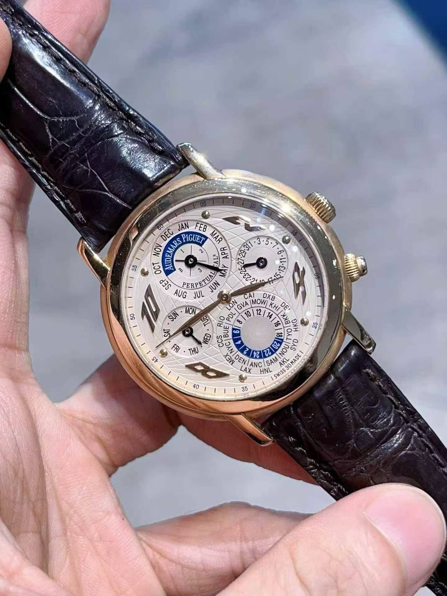 May be an image of wrist watch and text that says '55 DEC T DEC JAN FEB NOV UDEMAR PIGUET 2 ዘዕህ OCT 至 LA PERPE PERPETUIN AUG RPETUAL JUL 5" UN 25 50 SUN MOMu CTT FRy 40 s5 MOWIE…