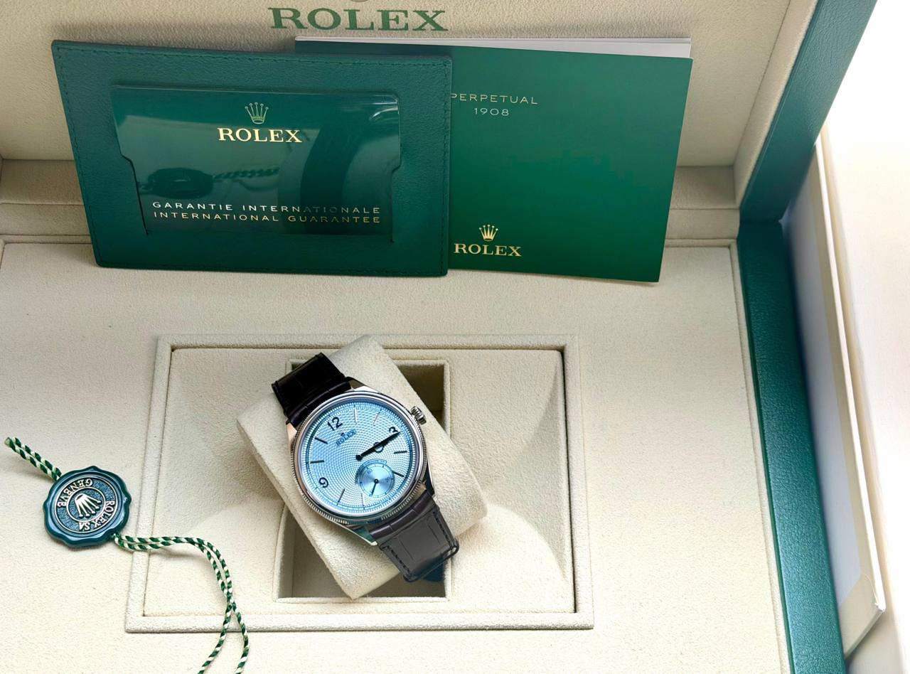 May be an image of wrist watch and text that says 'ROLEX ROLEX PERPETUAL 1908 GARANTIE INTERN GARANTIEINTERN E INTERNATIONAL D+ WW ROLEX ROI 12 12 NES AI DS 2000 08 و'