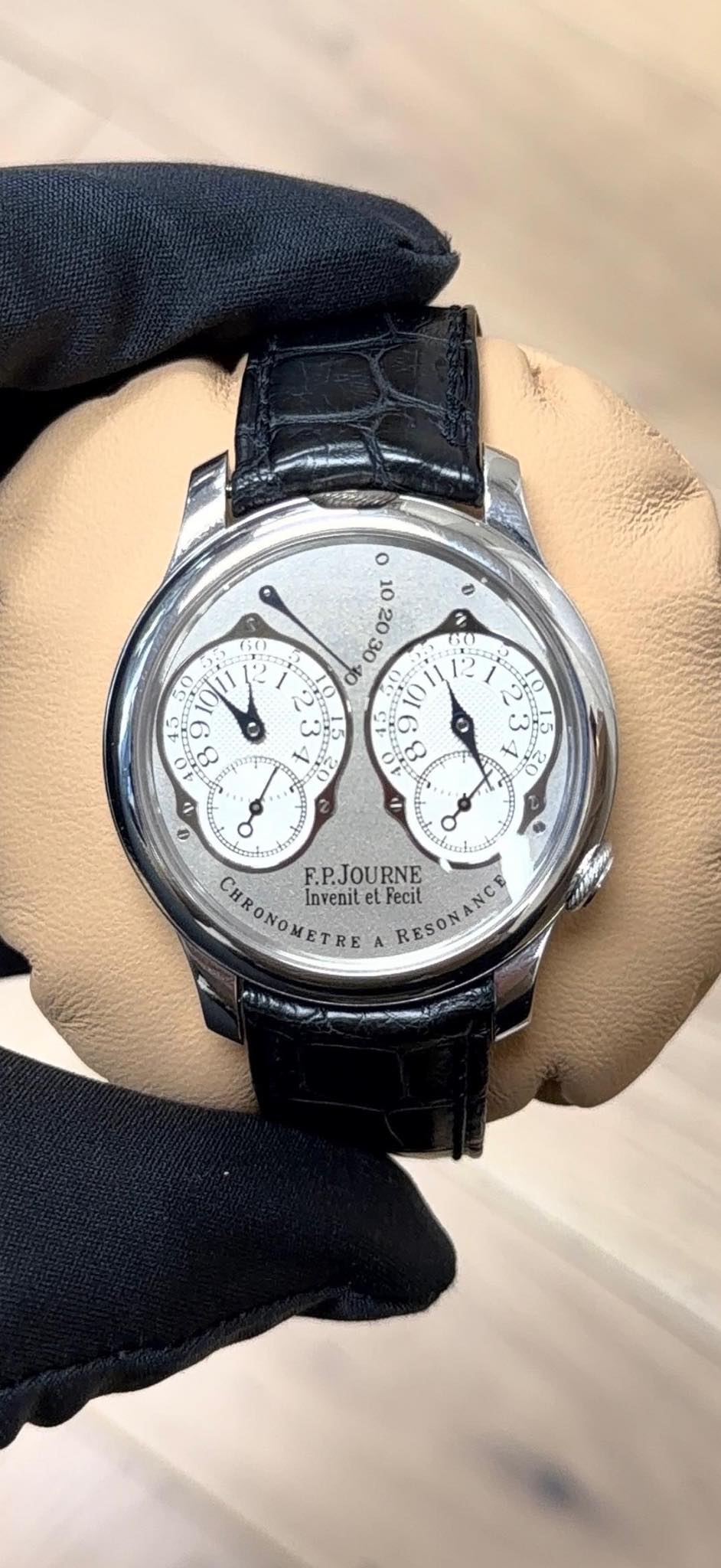 May be an image of wrist watch and text that says '၀ 10 ០2 00 E oF M0 fin) 30 11 1 ម្ន +O 3 fz Pi เที่อว اسم H ه ုနပ 복 味 g- de TEP bon ፓጣጣ ህ E F.P.JOURNE Invenit CHRONOMETRE…