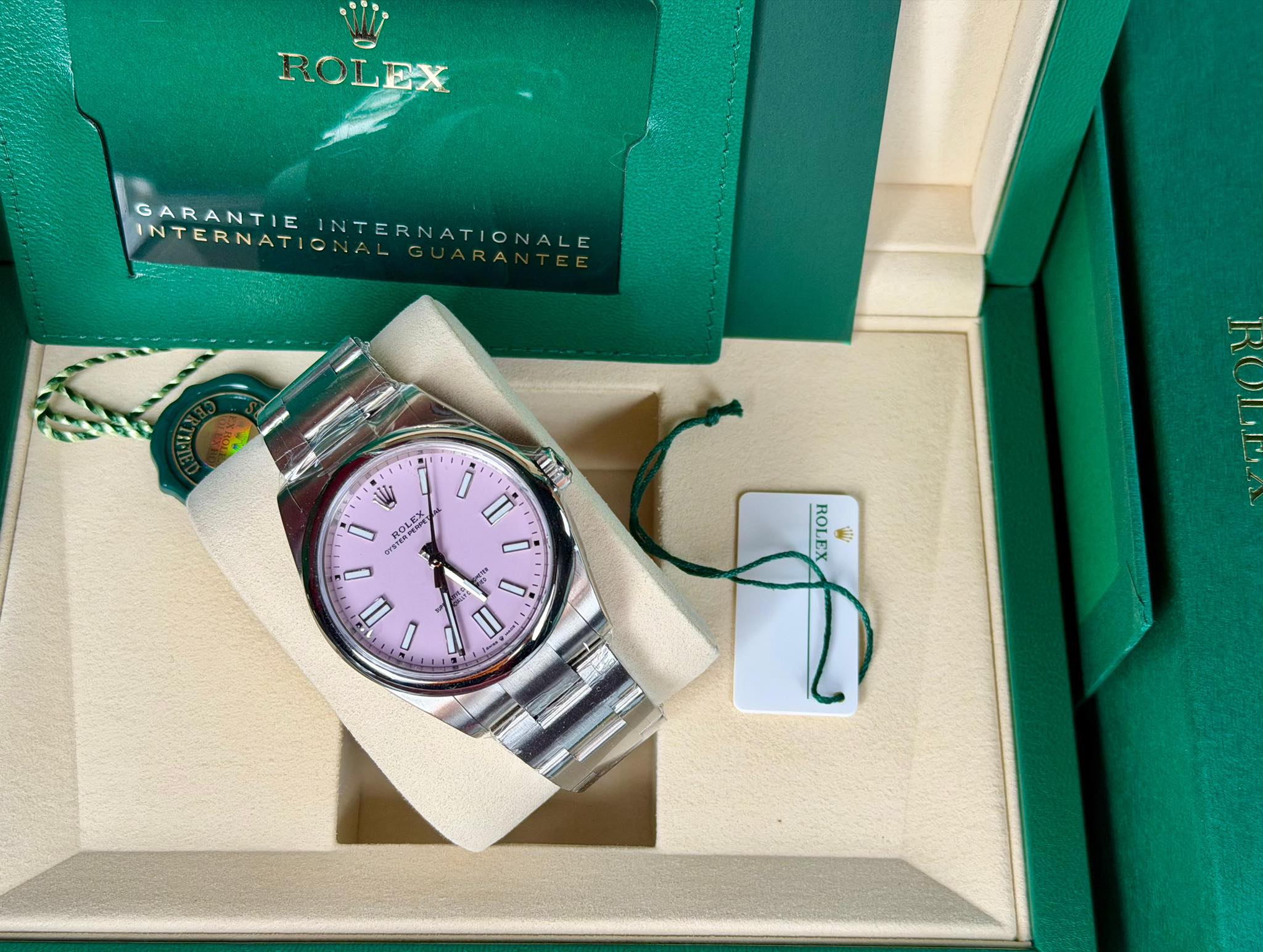 May be an image of wrist watch and text that says 'ROLEX GARANTIE INTERNATIONALGUARANTEE TERNALINTERNATIONALE INTERNATIONALE GUARA INTERNAT i ب in I ジま SPER แอมค 中人 OLEX I U I 福…