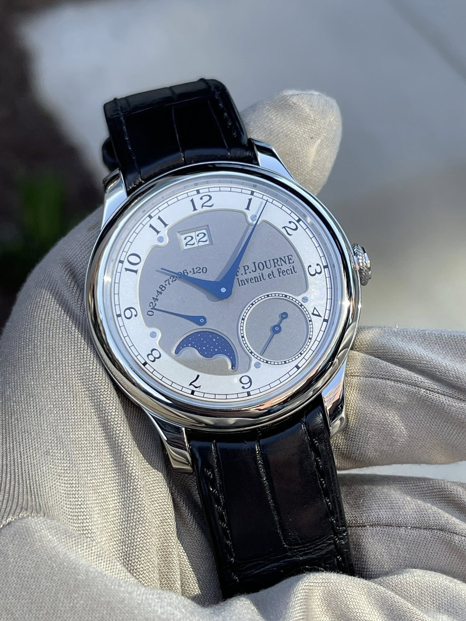 May be an image of wrist watch and text that says ' P.JOURNE InvenitelFecit et et Fecit c Invenit 17 ထ < 9'
