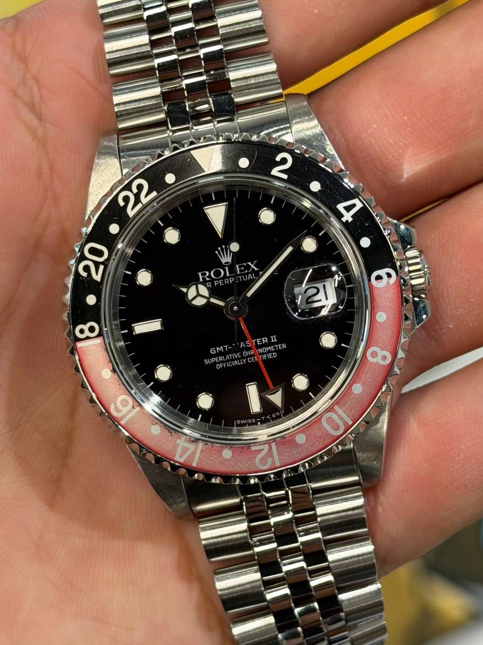 May be an image of wrist watch and text that says ' mnio tey GMT- TER 8 9 10 1A 리'
