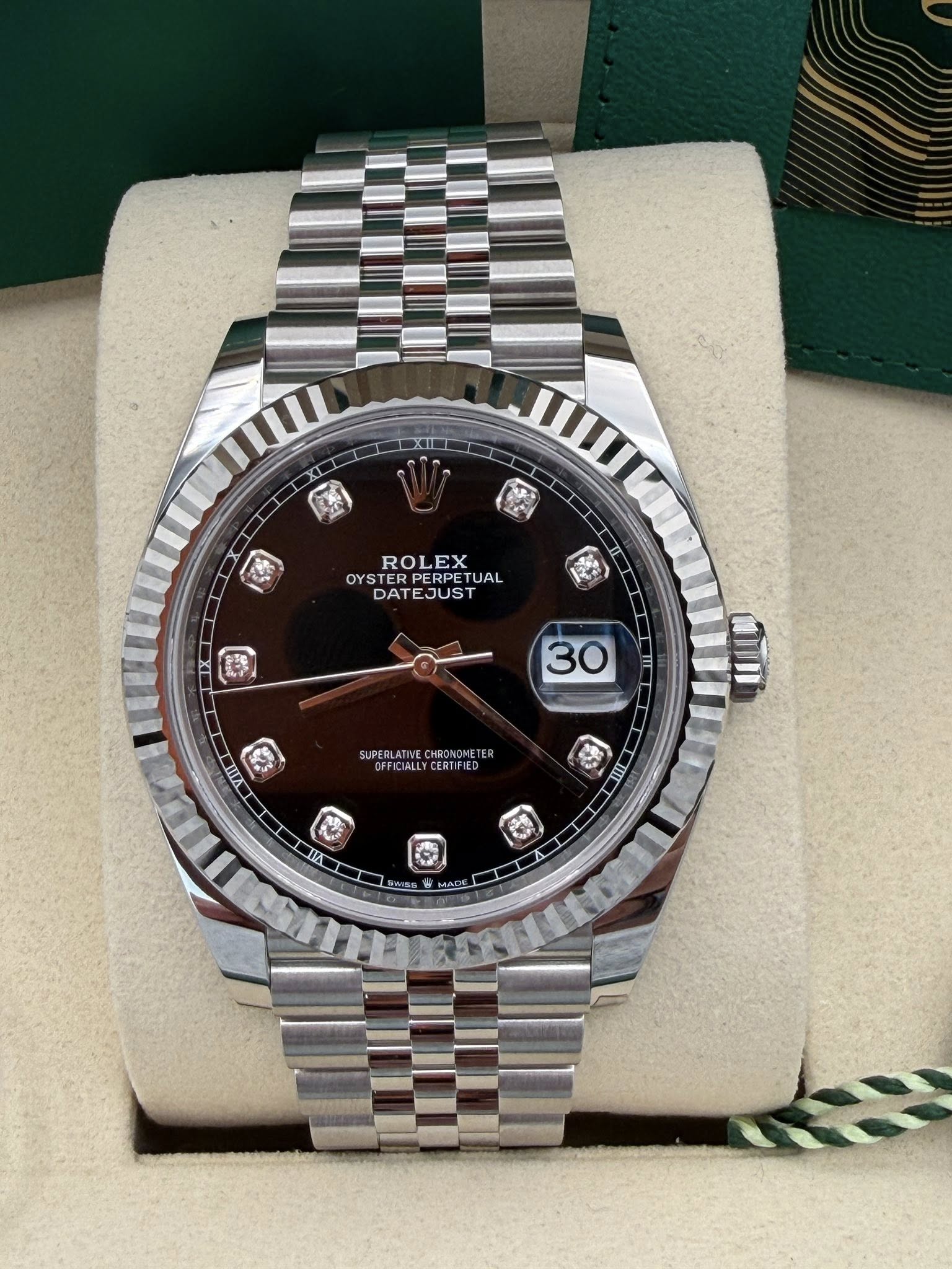 May be an image of wrist watch and text that says 'XL 盛 X & ROLEX OYST OYSTERPER TUAL DATEJUST 遊 IX 紙 IIT 30 VAILL തற SUPERLATIVE OFFICALLYCERTFIED E HL IIT ΠΑ 4 さ SWIse MAAE'