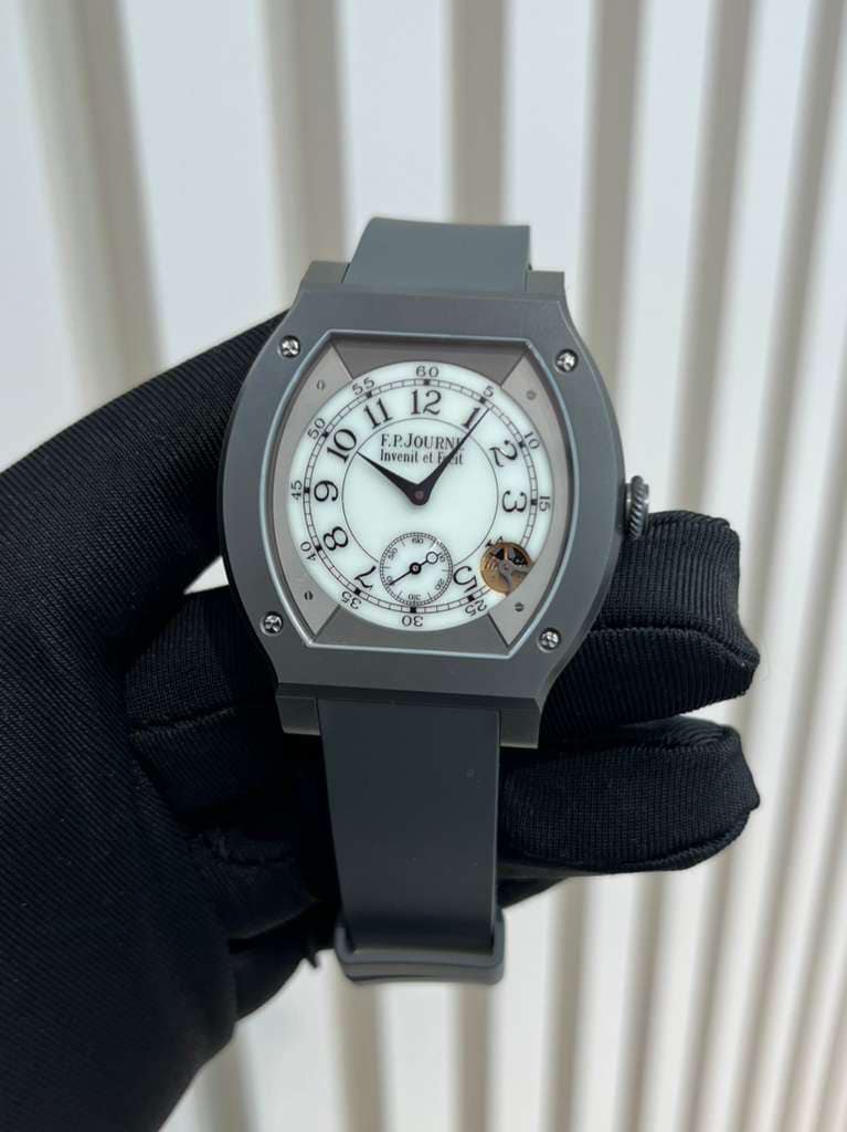May be an image of wrist watch and text that says ' I1 F.PJOURNA RN Invenil et N 0 NO 9 8 ယမ 15 ω 30 σε 8'
