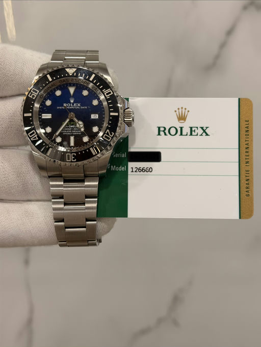 May be an image of wrist watch and text that says '50 E 2 E VE 4 0 ROLEX 1B 22 ROLEX del 126660'