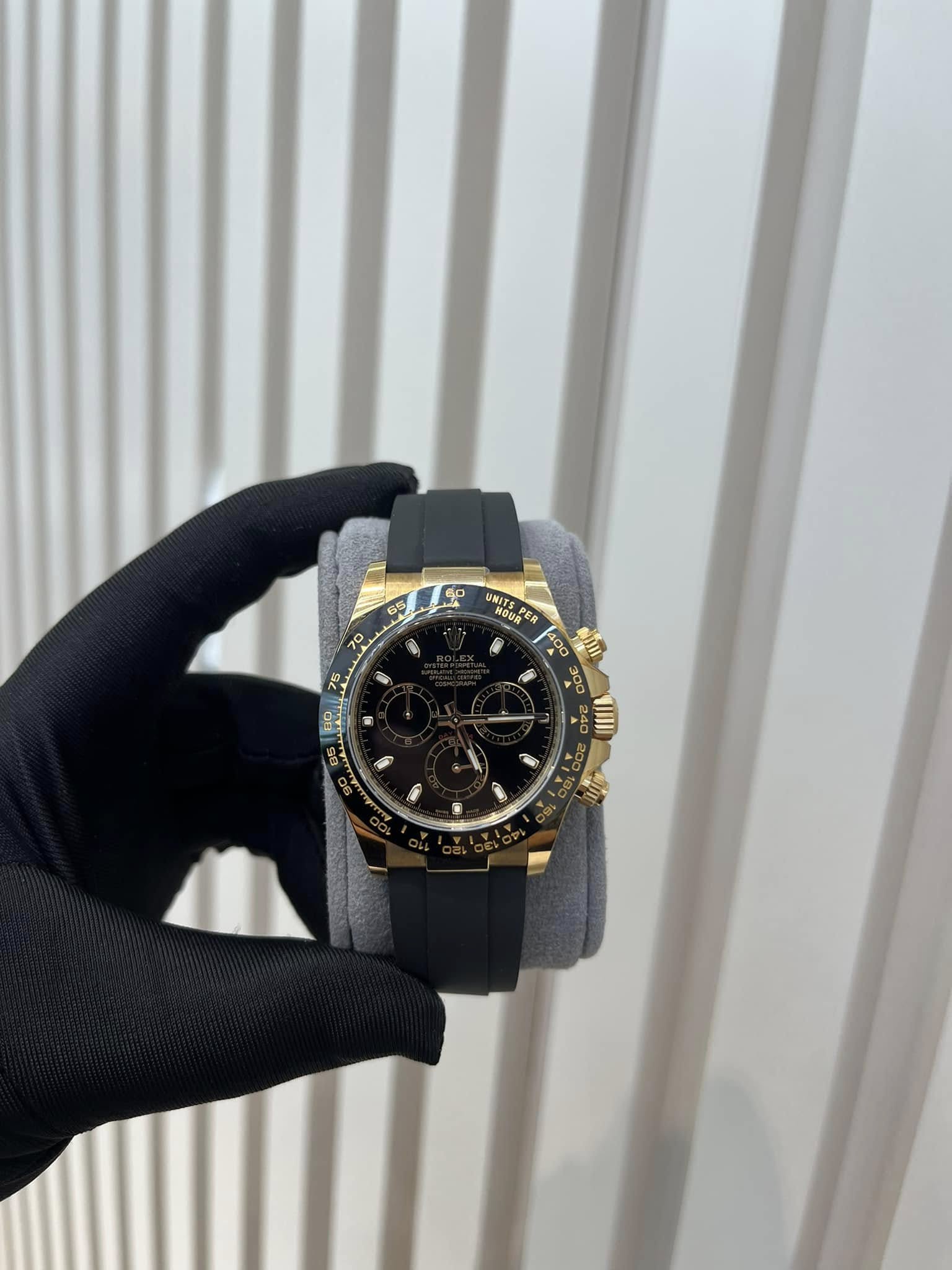 May be an image of wrist watch and text that says '6p 65 SNITER HOUR 75 U'