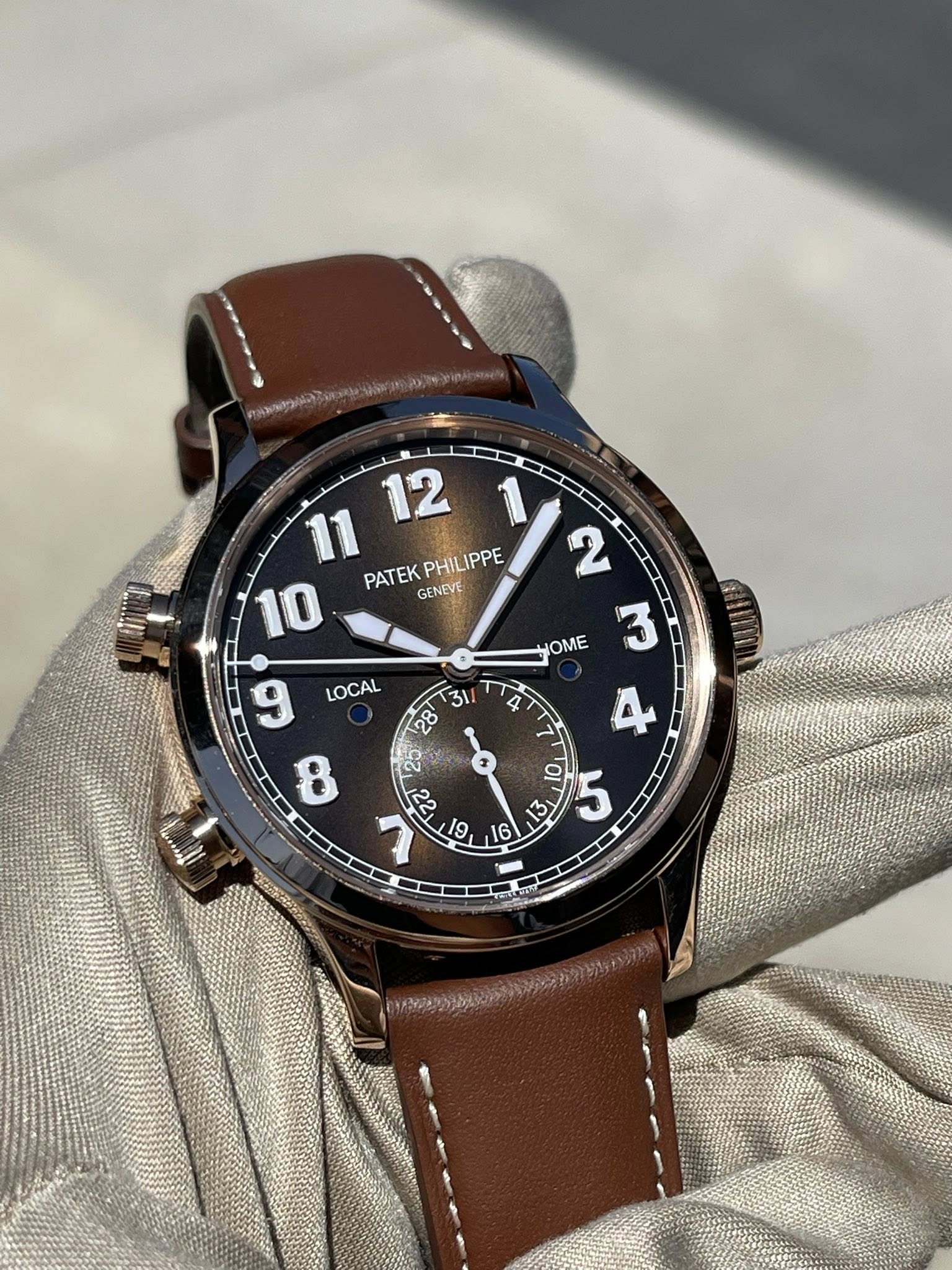 May be an image of wrist watch and text that says '12 GENEVE IPPE y2 2 11 10 PATEK PHILIPPE PATEKPHILIPPE 11121/2 PHIL OME 3 9 8 LOCAL 4 31 28 se ει 1 O ဝ ي 6'