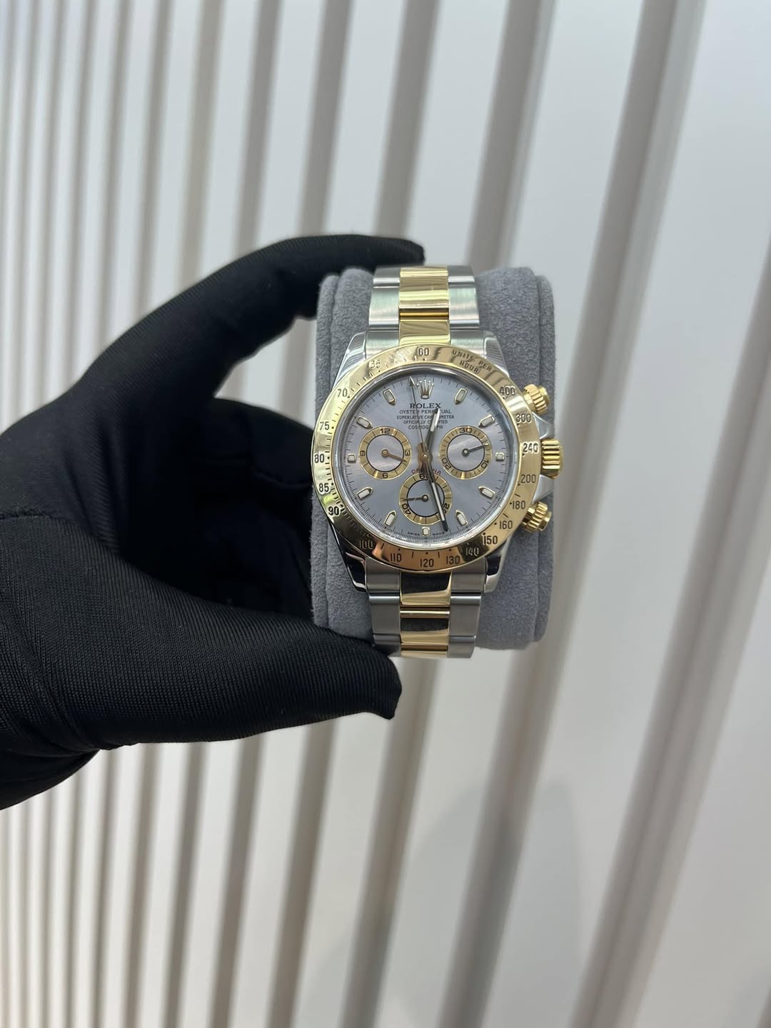 May be an image of wrist watch and text that says '70 2位 S L G 240 UIII 已 ニ ር'