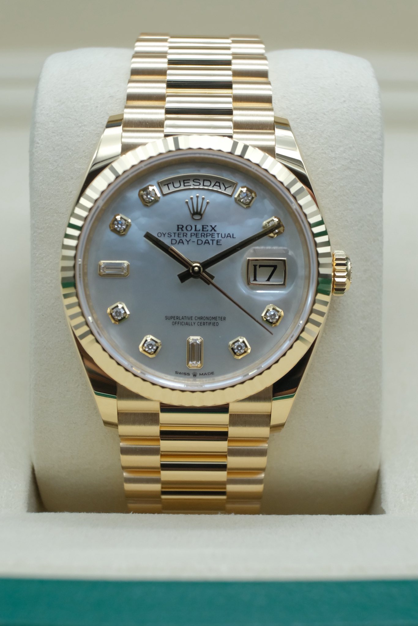 May be an image of wrist watch and text that says 'TUESDAY W OYSTERPERPETUAL TUAL ROLEX DAY-DATE 獎 O9 P యయತಯ'