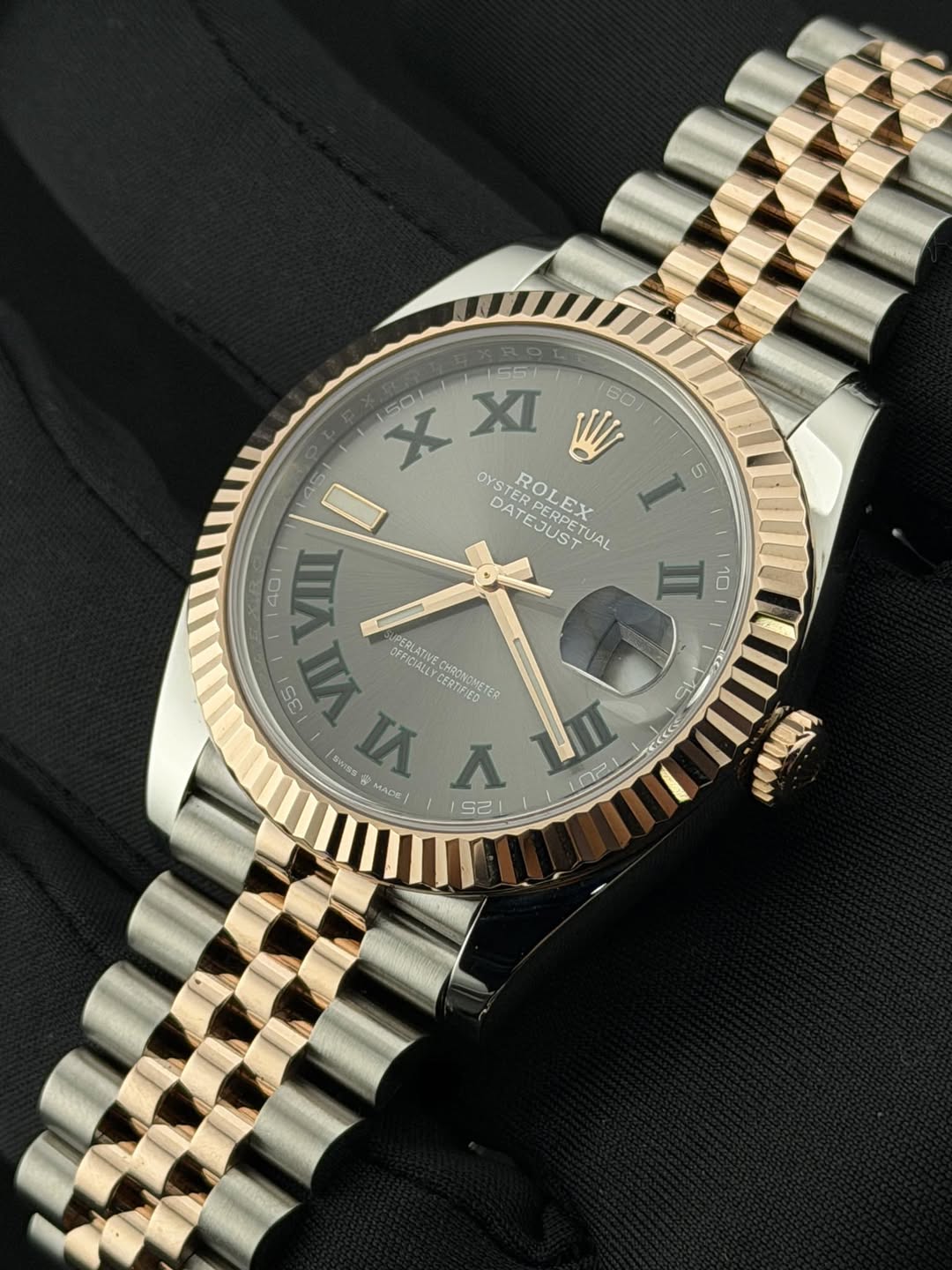 May be an image of wrist watch and text that says 'X 1501 XI W 60 OYSTER DAT TERPERPE TERPEROX ROLEX FERPET I 5 EJUST RPETUAL UAL U 10 Ot IIIA OEFICIALL N PERLATIVE SE ΛΙΑ AAUNOMET…