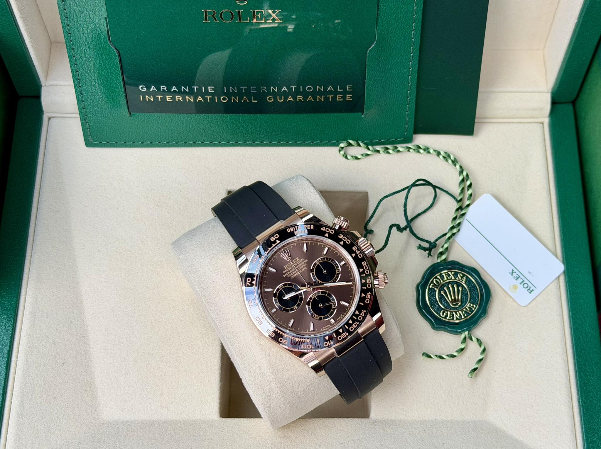 May be an image of wrist watch and text that says 'GARANTIE GARANTIEINTERNATIONALE INTERNATIONALE INTERNATIO INTERNATIONALGUARANTEE NAL GUARANTEE U別IT 総40 සරය 200 E ்தக்கல் 0…