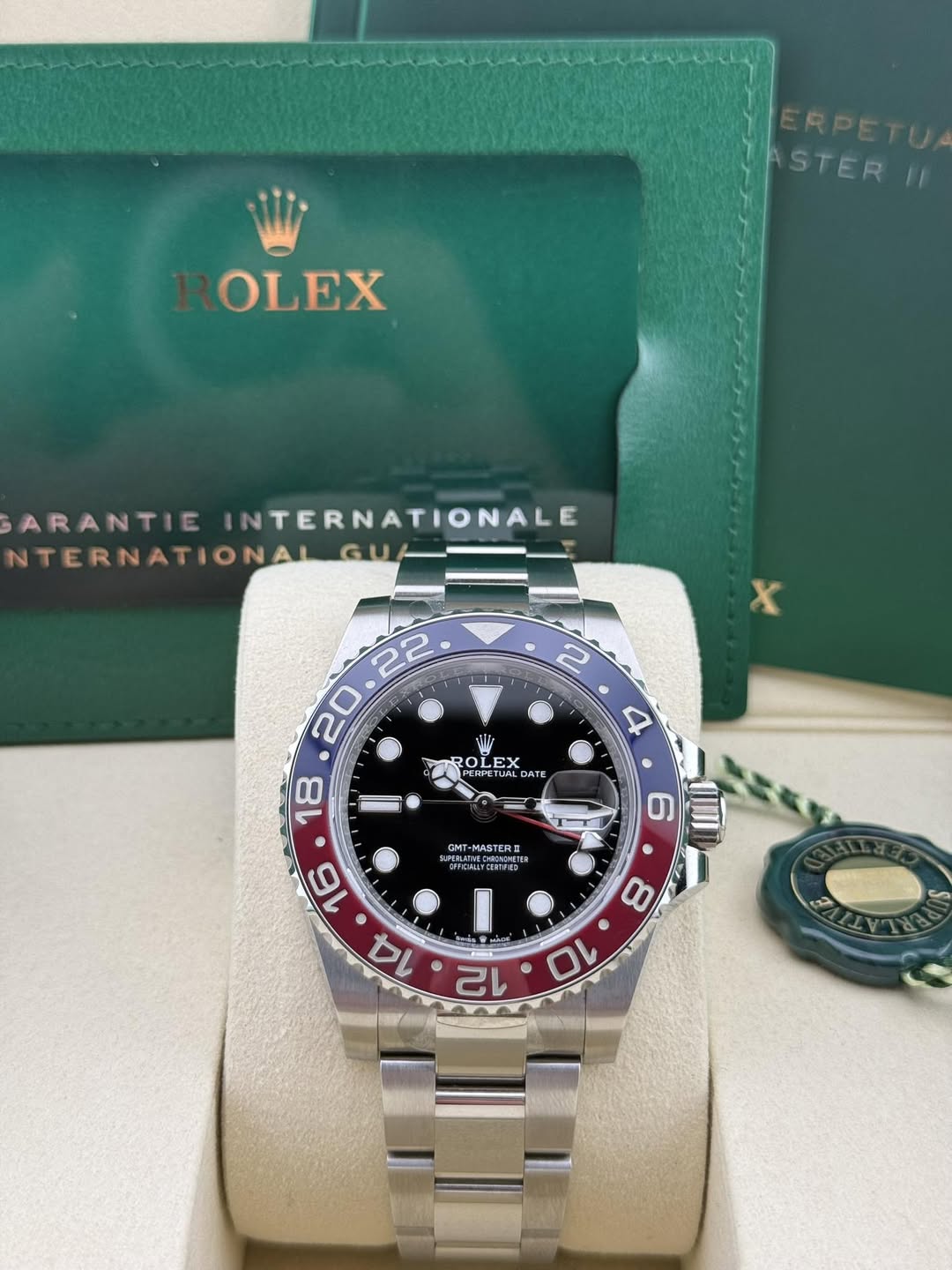 May be an image of wrist watch and text that says 'ERPETU ASTERI OLEX ARANTIE ARANTIEINTERNATIONALE INTERNATIONALE NTERNATIONAL GU R RC LEX Tur UAL GATE CRPET 4 CT- MASTERI 伊代草…