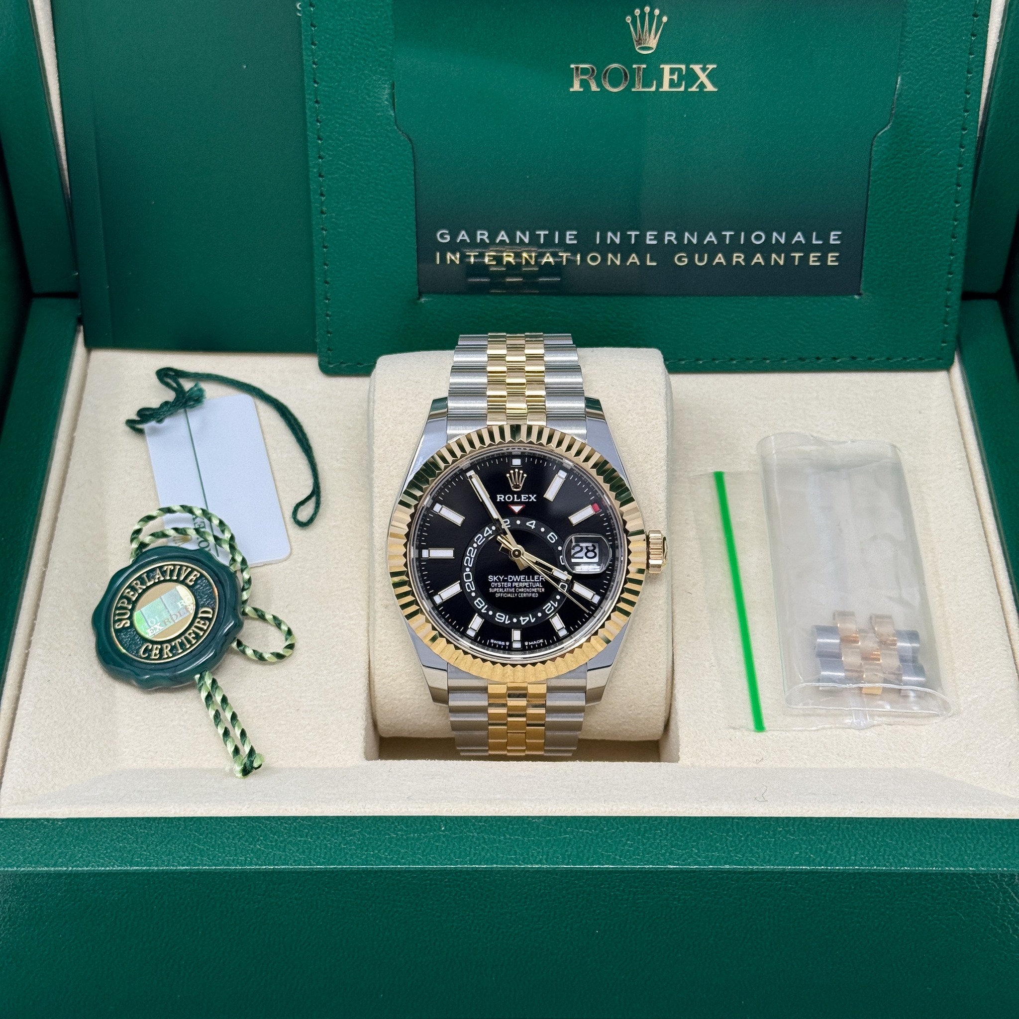 May be an image of wrist watch and text that says 'ROLEX GARANTIE CARANTIEINTERNATIONALE INTERNATIONALE INTER-NATIONAL INTERNATIONALGUARANTEE GUARANTEE LEX LEX 2ိစ m በፍቅለማቶት 포은해…