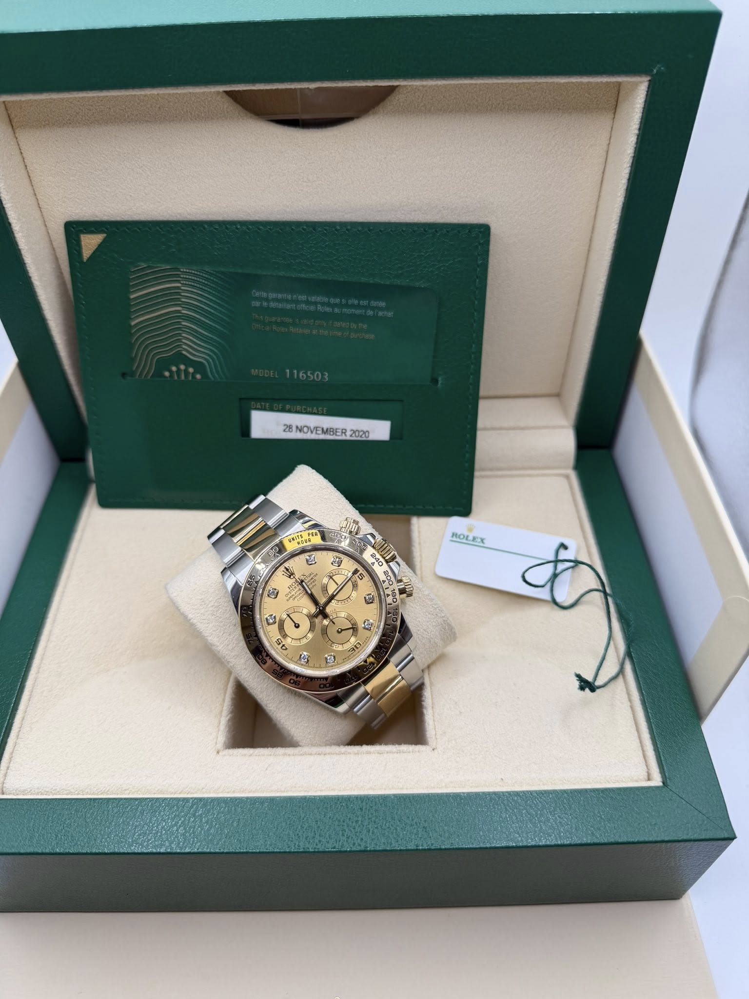 May be an image of wrist watch and text that says '28 NOVEMRER 28NOVEMBER2000 2020 " 2 8 S ሞ 200 人 ROLEX 80 O 店 و'