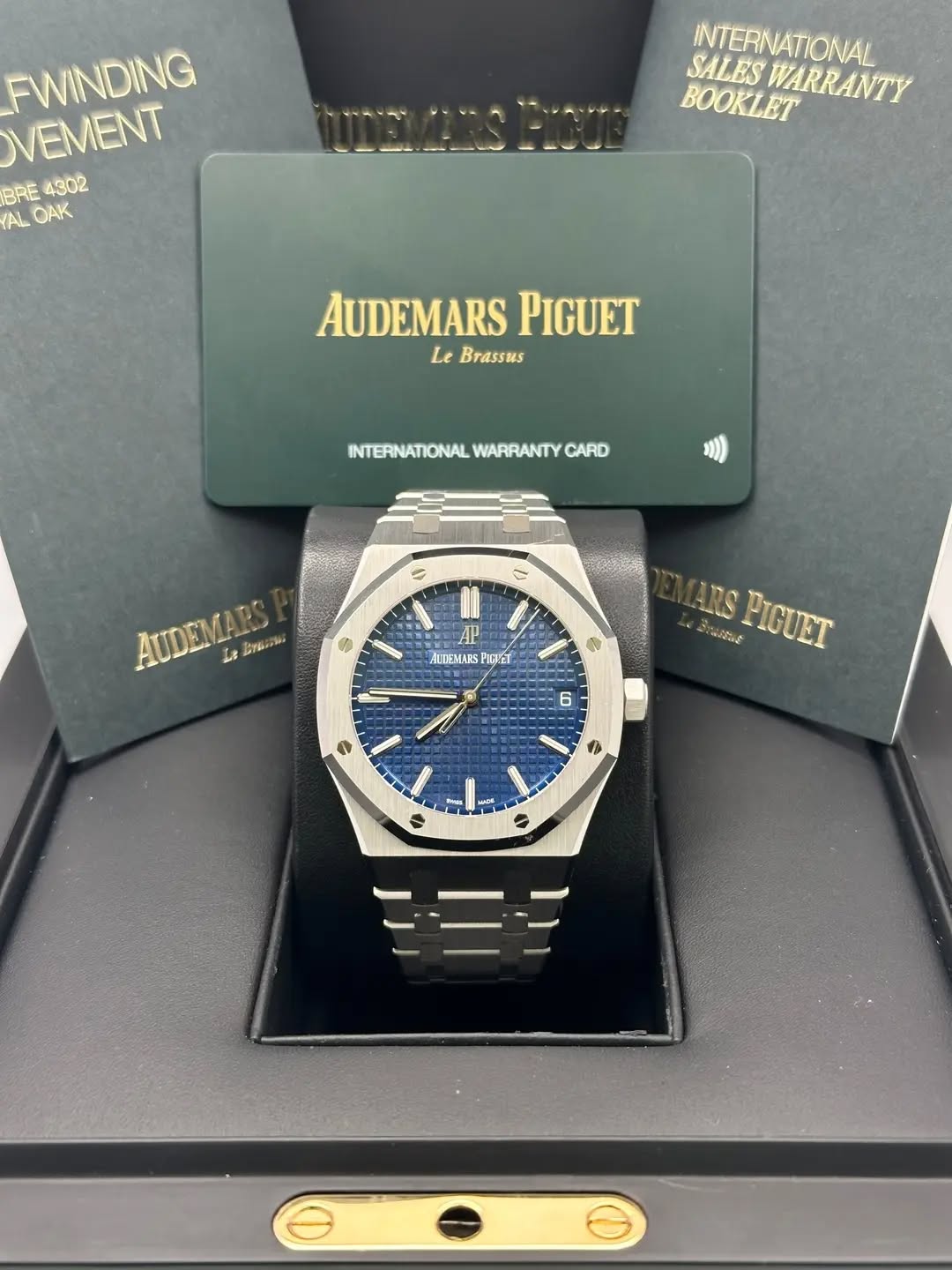 May be an image of wrist watch and text that says 'FWINDING VEMENT OAK BRE 4302 YAL OAK INTERNATIONAL SALES BOOKLET WARRANTY AUDEMARS PIGUET Le Brassus INTERNATIONAL WARRANTY…