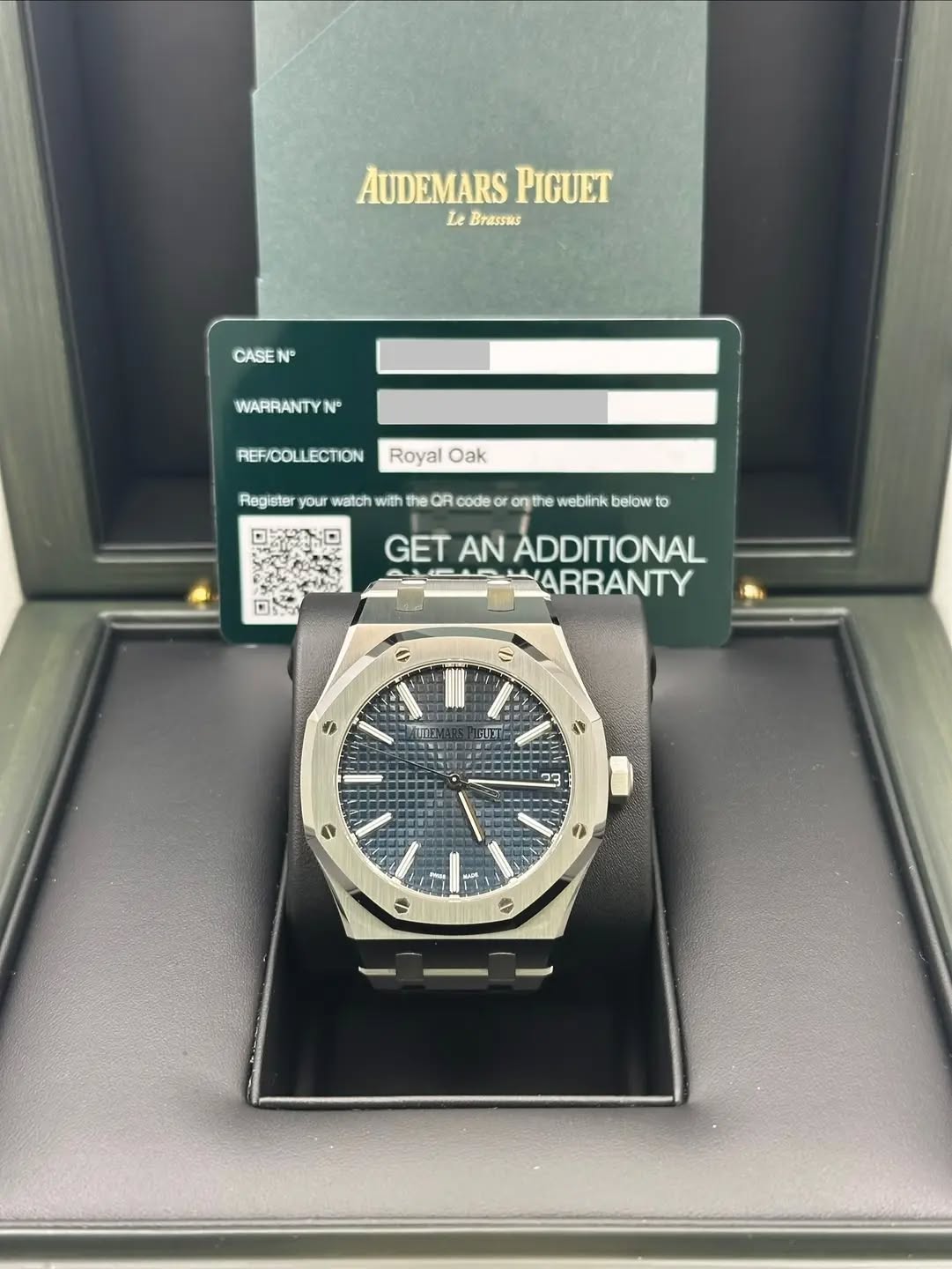 May be an image of wrist watch and text that says 'AUDEMARS PIGUET Le Brassas CASE WARRANTY N° REF/COLLECTION Royal Oak Register your watch with the ne OR OR code o onthe weblink…