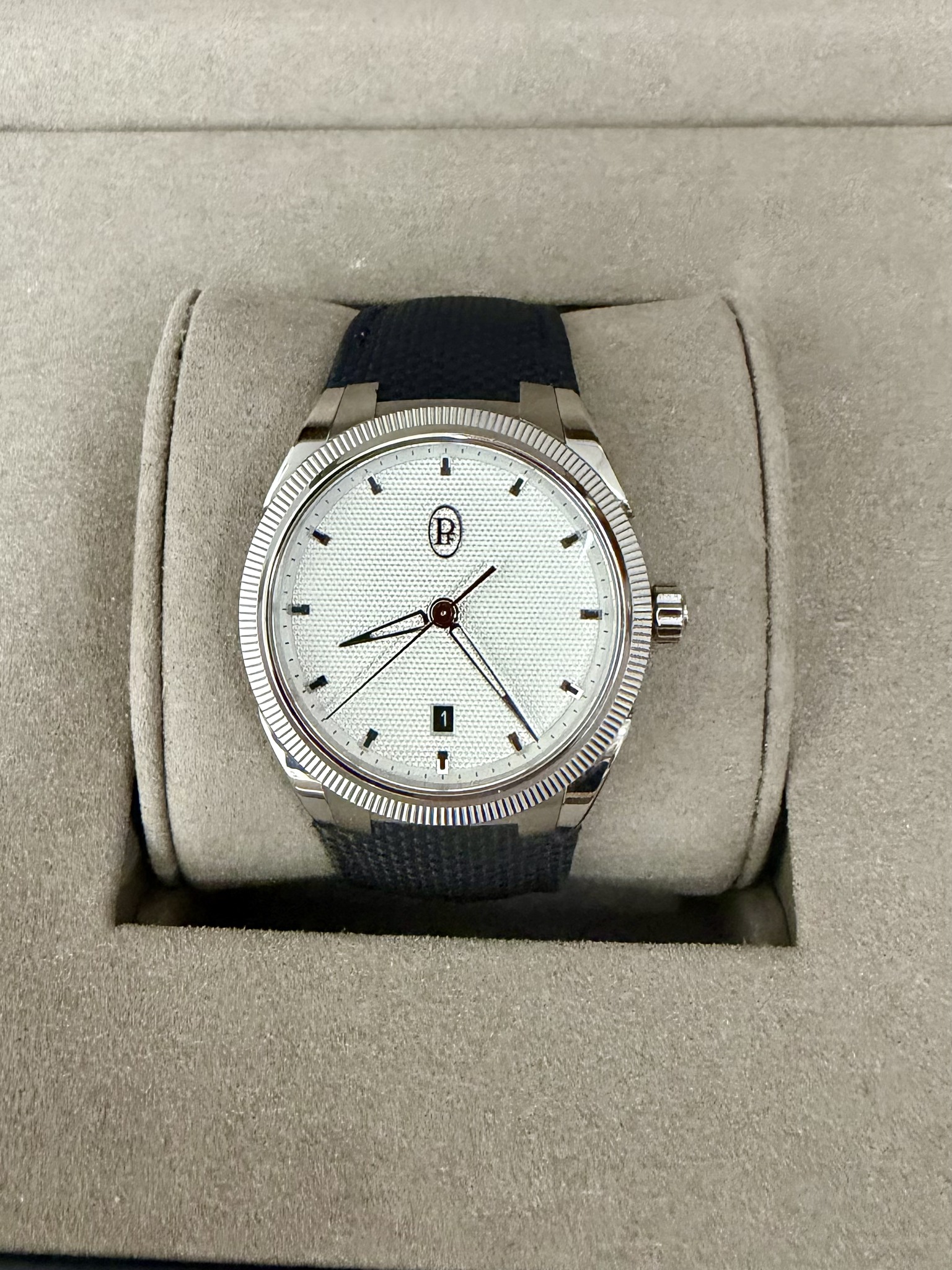 May be an image of wrist watch and text that says '1 高 X 喜 IŨ 1 ۱ 1 T'