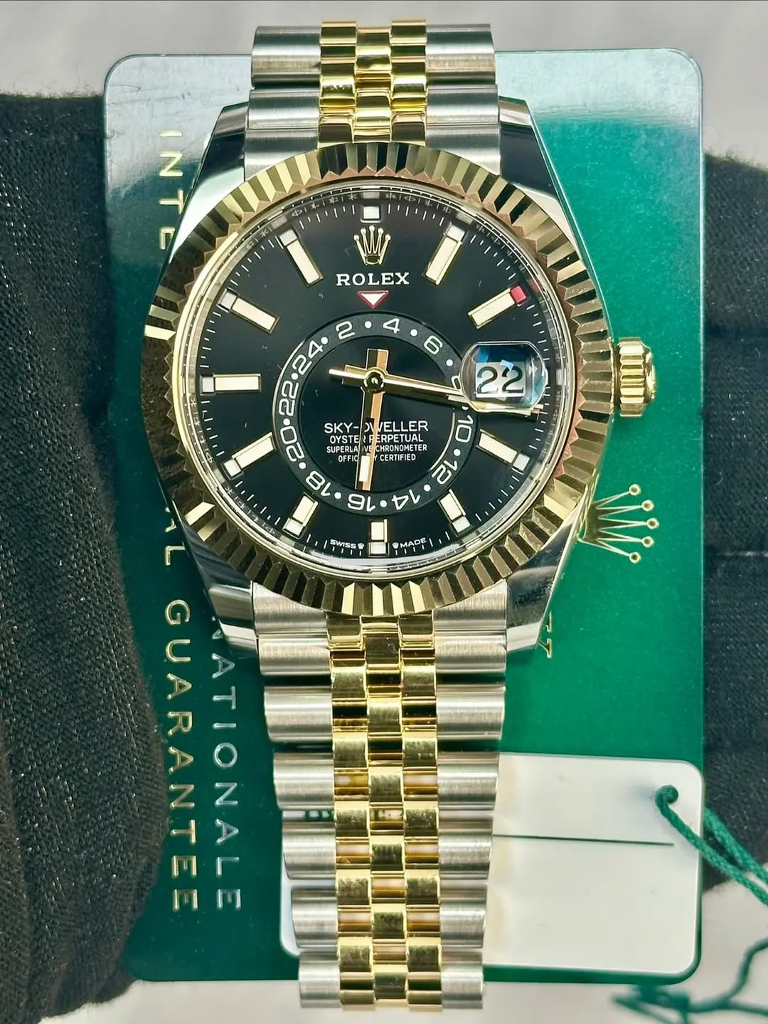May be an image of wrist watch and text that says 'N コNI ROLEX SKY- WELLER SKYPLLER OYST TEZR SUPERU EESE HRSSOMETER FODSTE ERPETUAL CFIC CERTIFIED CROSISIES ויוין 8L 0 0 22 石 C…