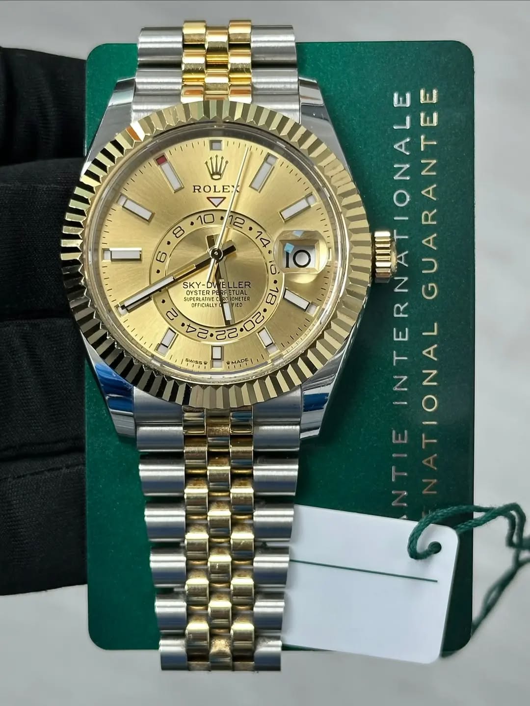 May be an image of wrist watch and text that says '1'1 יויו' ויו 1 11 ROLET E LER IED METER DE SKY- KY-DV SUPEDIAT OYSTER OFFICIALLY a ワ so al 18 รุนเรส MAP 1! TERNATIONALE…