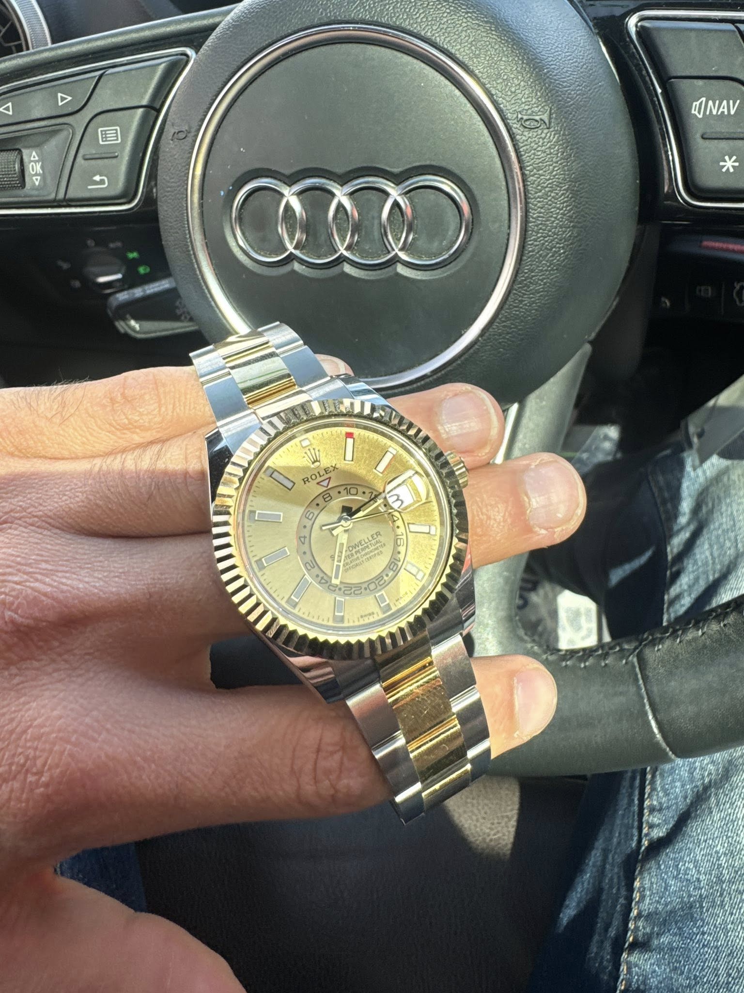 May be an image of wrist watch and text that says '٨ 4 目 NAV * * D i ROE OL B .10 ・10. I ٥ ل m a NCLLER 212 ম S 8'