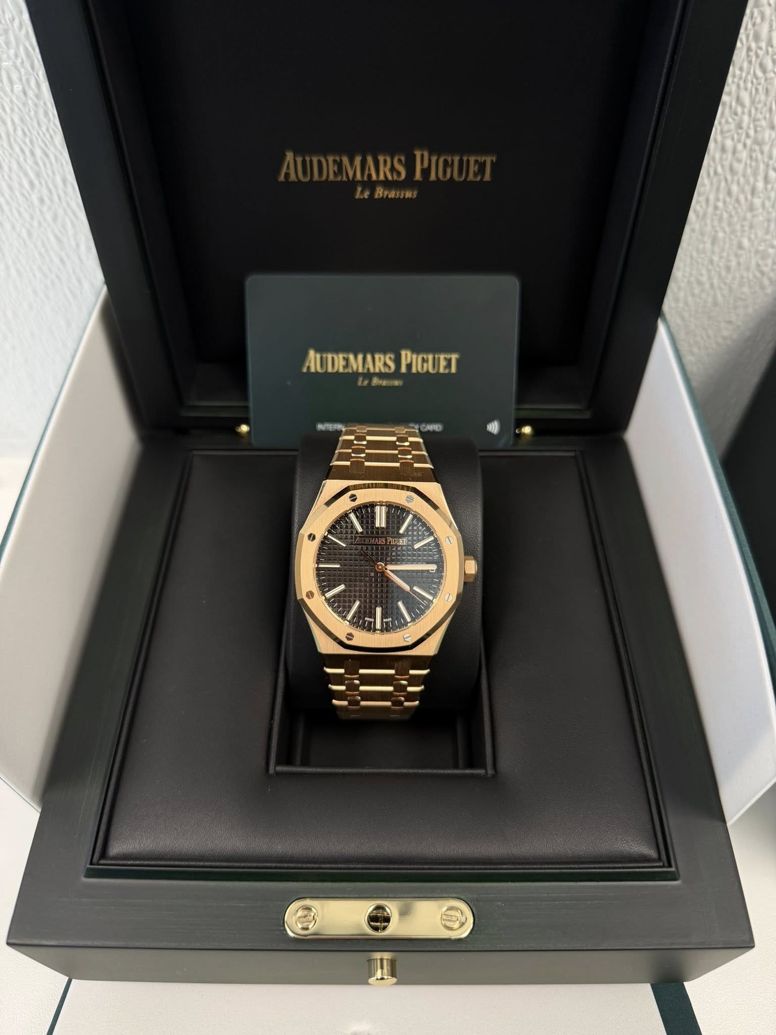 May be an image of wrist watch and text that says 'AUDEMARS PIGUET 2 ®'
