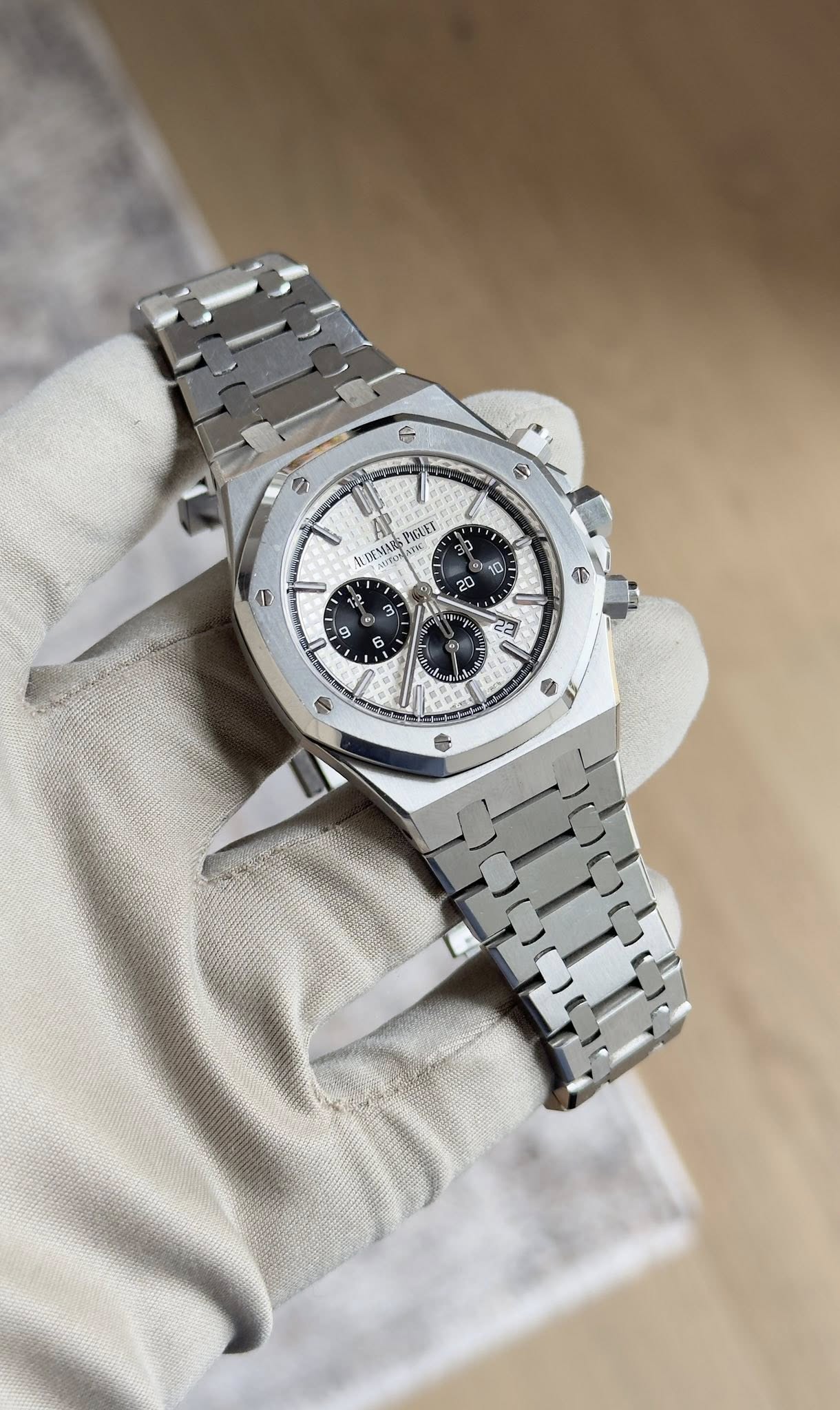 May be an image of wrist watch and text that says '今 E DOrW + 1 W Up PICUEI TEMUS 5 お 10 20 9'